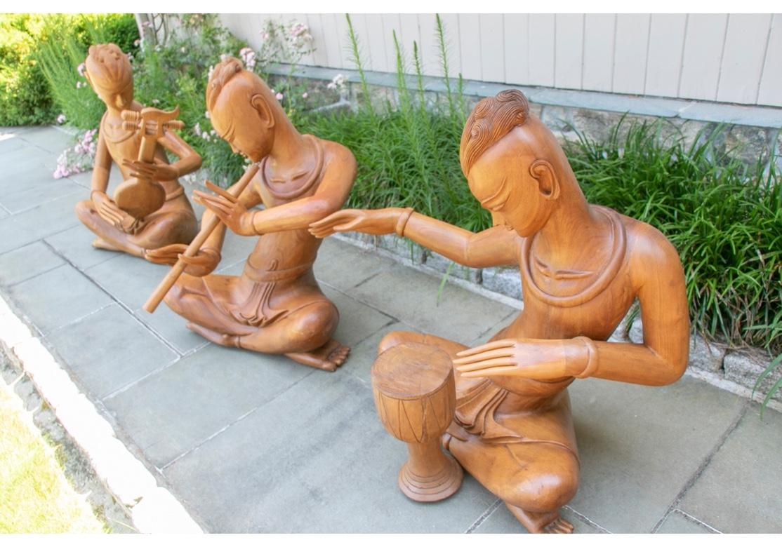 Gruppe von drei großformatigen geschnitzten südasiatischen Musikernfiguren aus Teakholz im Angebot 6