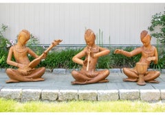 Grupo de tres figuras de músico del sur de Asia talladas en teca a gran escala