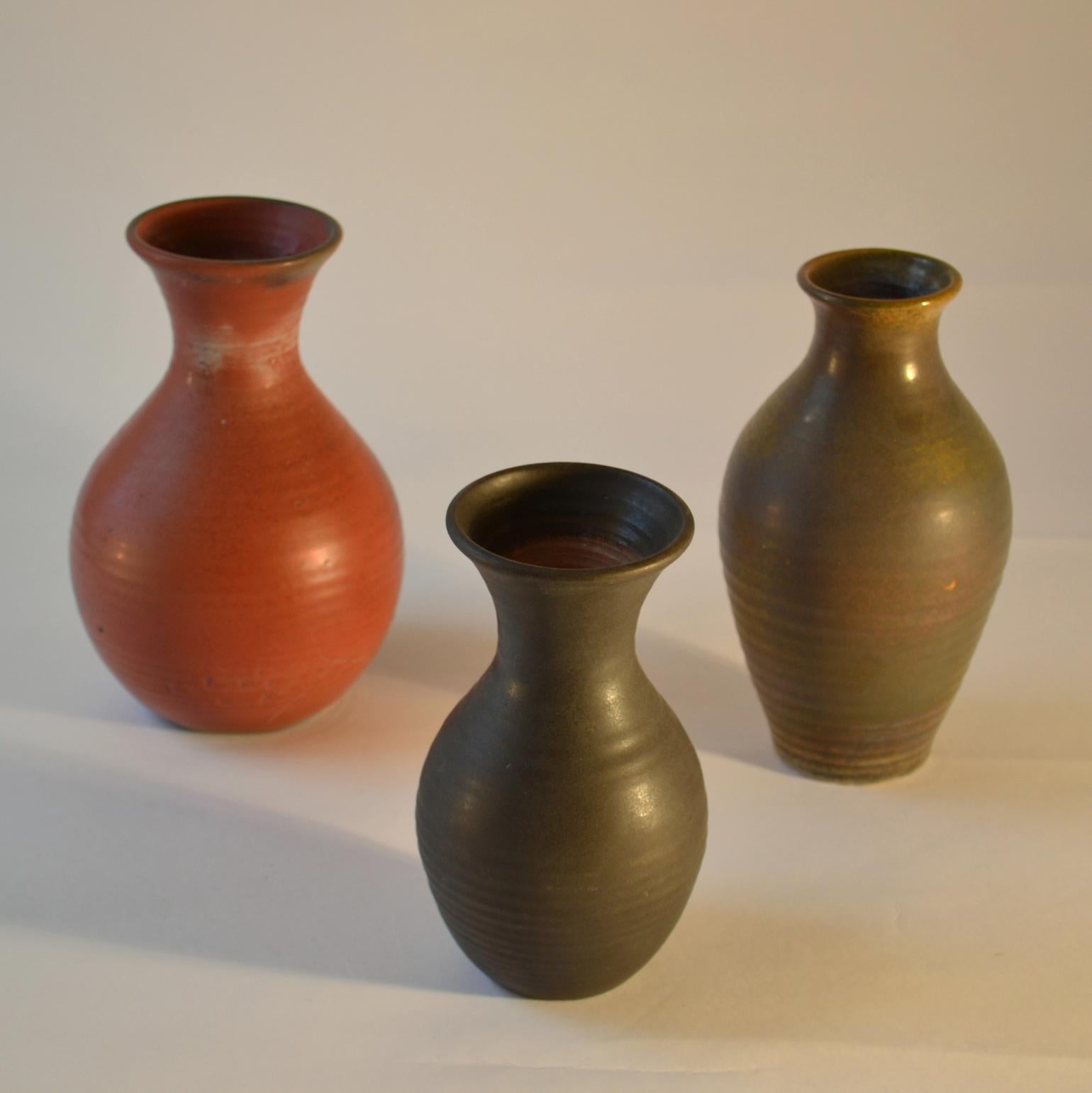 Néerlandais Groupe de trois vases de studio hollandais en céramique du milieu du siècle dans des tons de terre en vente