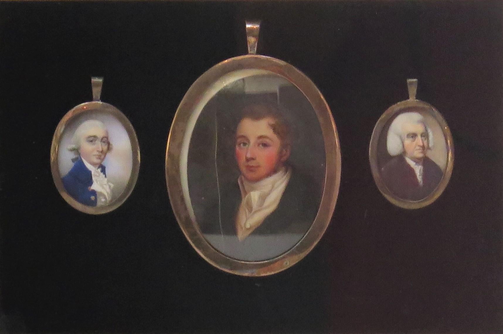 XVIIIe siècle Groupe de trois portraits miniatures / Gentlemen anglais en vente