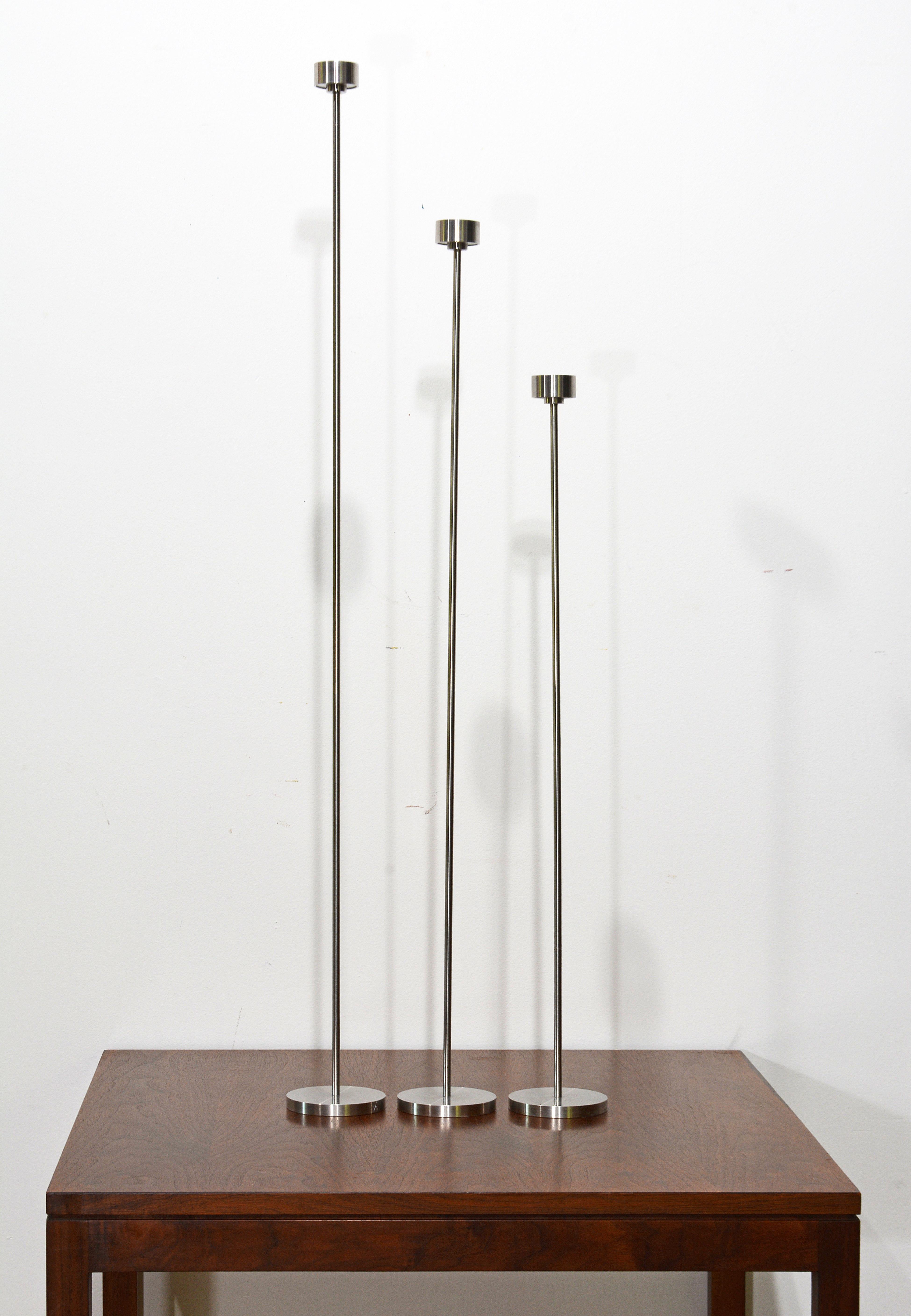 Minimaliste Groupe de trois bougeoirs à bougie en acier inoxydable au design minimaliste et moderne en vente