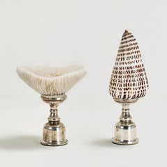 Groupe de trois sculptures inspirées de l'océan avec coquillages et coraux