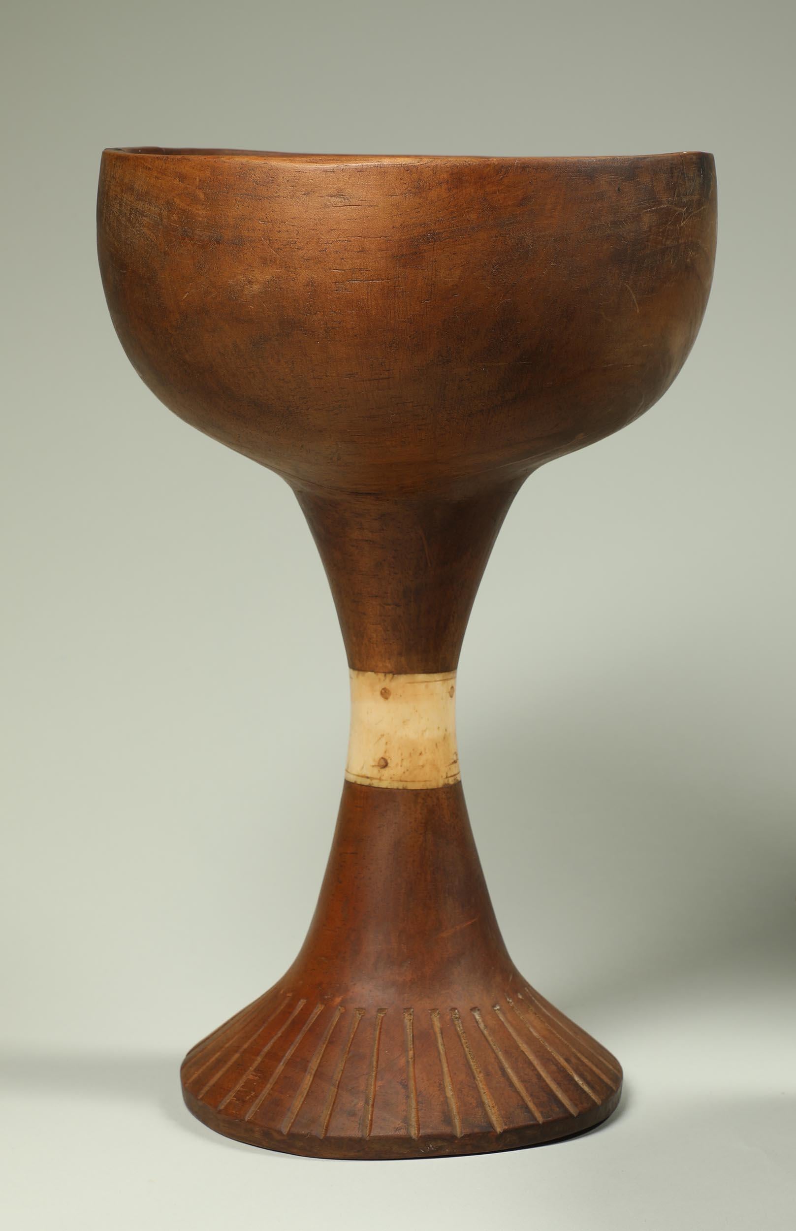 Grupo de tres cuencos de ofrenda de madera Toraja, de Sulawesi, Indonesia. Dulces formas abstractas de mediados de siglo.
Creados a partir de madera dura autóctona y con anillos de cuerno, estos cuencos de madera sorprendentemente escultóricos, uno