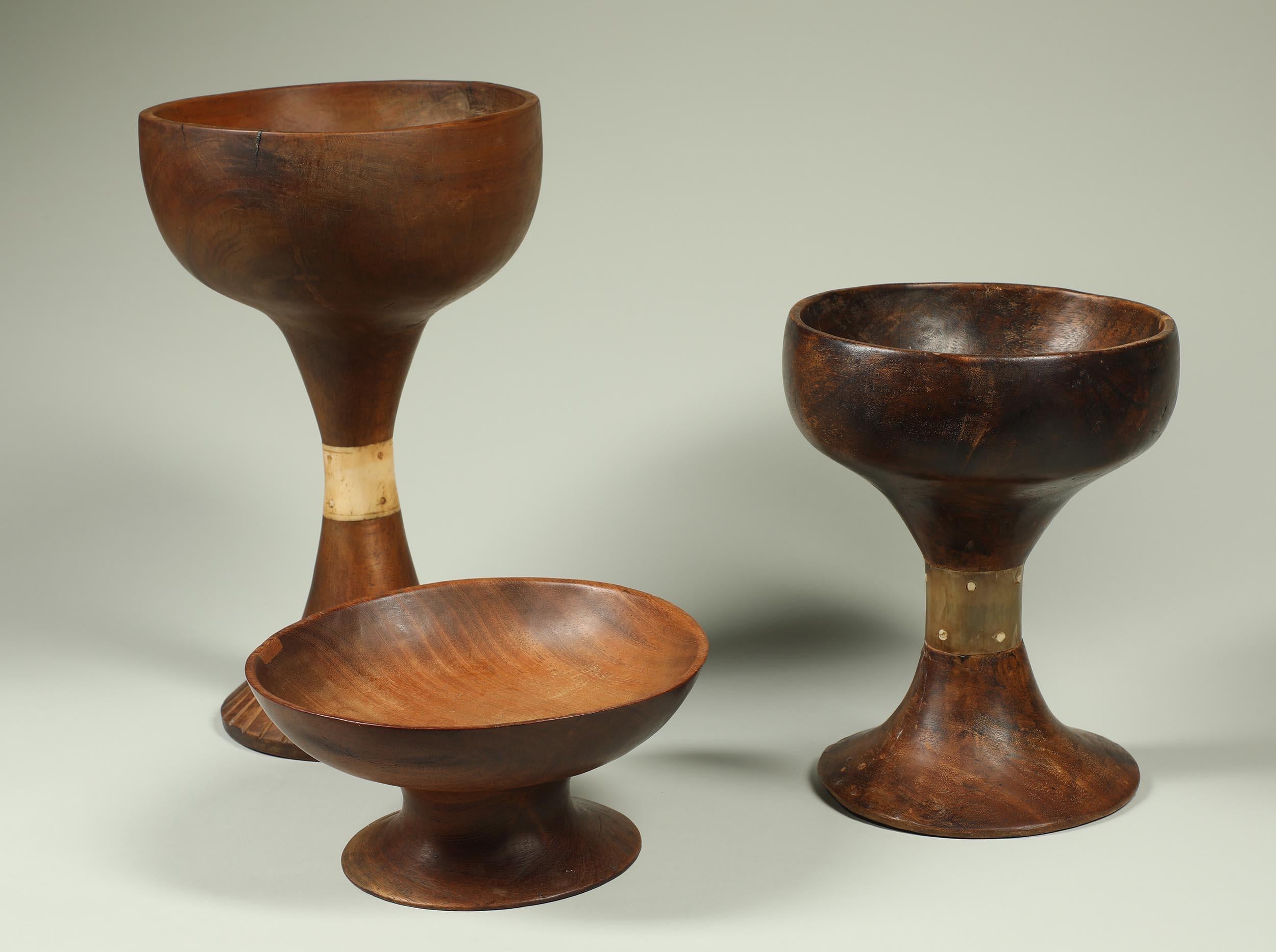 Grupo de tres cuencos de ofrenda de madera Toraja, Sulawesi, Indonesia siglo XX en venta