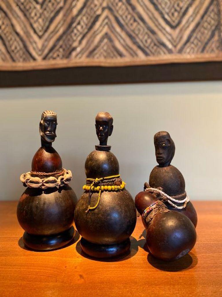 Grupo de tres recipientes de medicina tradicional. Luguru, Tanzania en venta 5