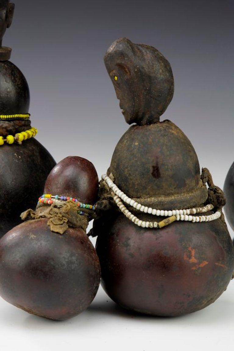 Grupo de tres recipientes de medicina tradicional. Luguru, Tanzania Tribal en venta