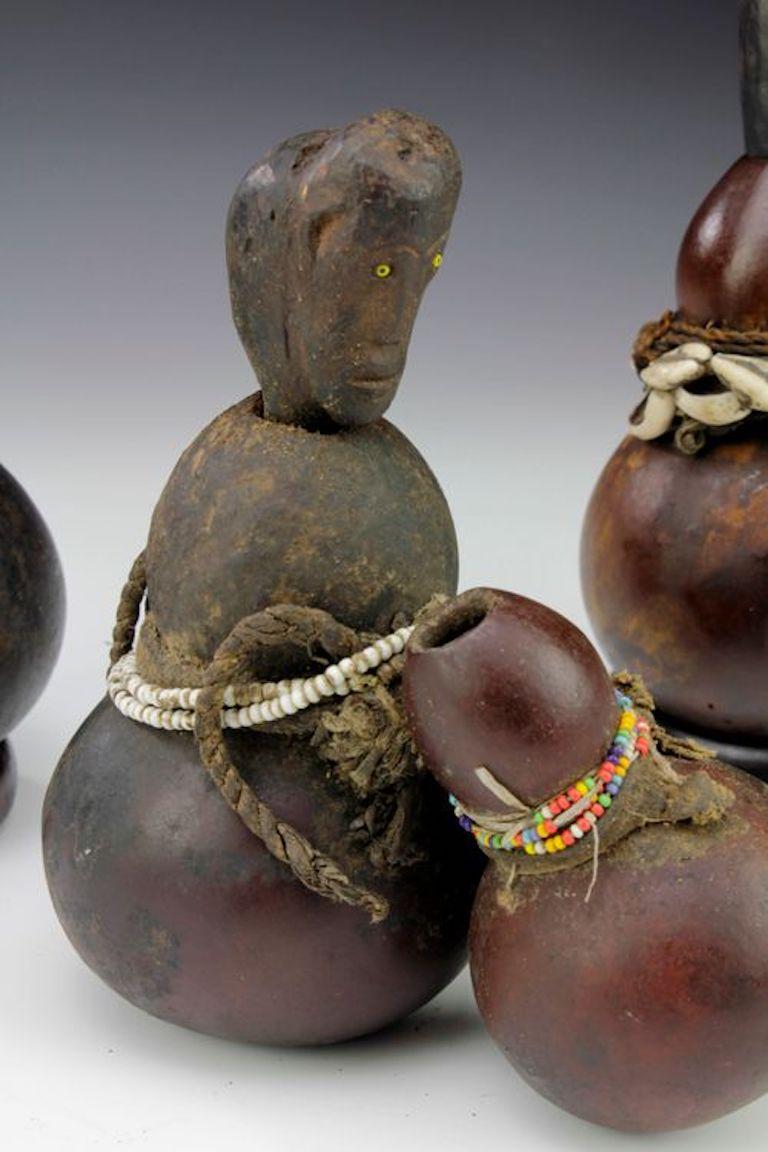 Grupo de tres recipientes de medicina tradicional. Luguru, Tanzania Tanzano en venta