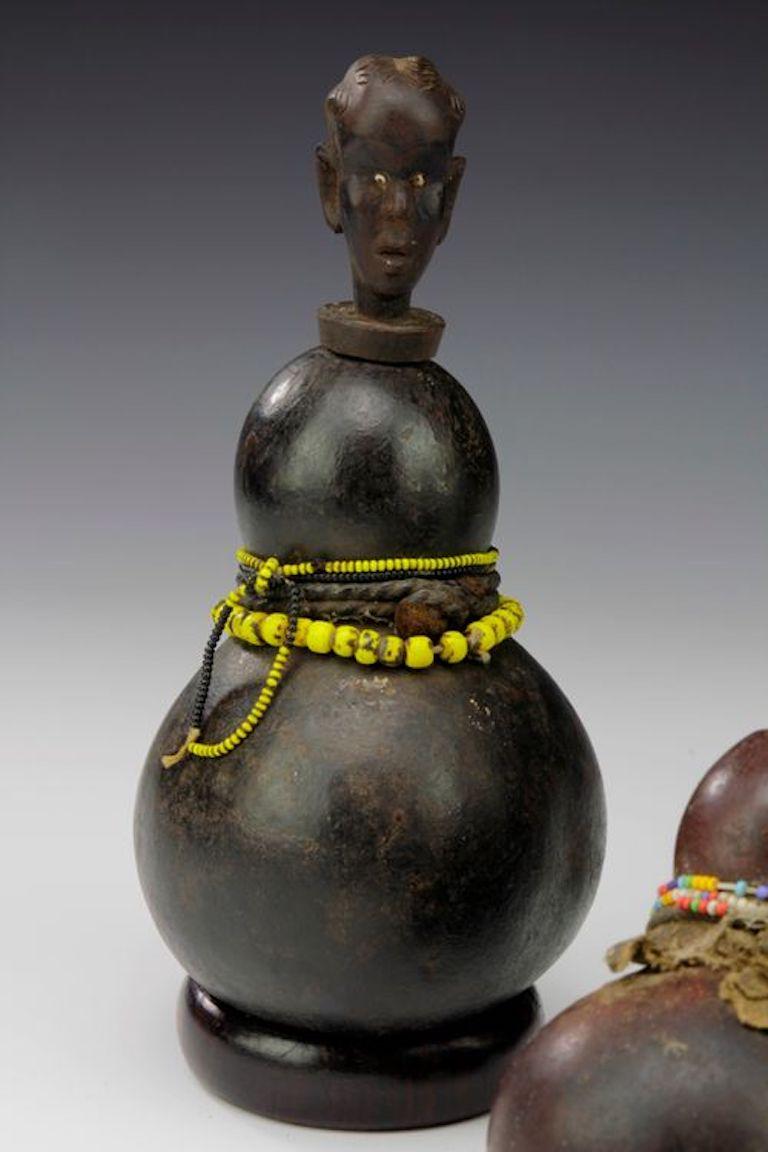 Grupo de tres recipientes de medicina tradicional. Luguru, Tanzania en Bueno estado para la venta en London, GB