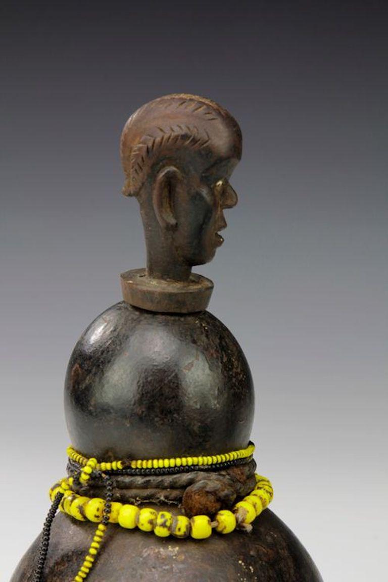 Grupo de tres recipientes de medicina tradicional. Luguru, Tanzania siglo XX en venta