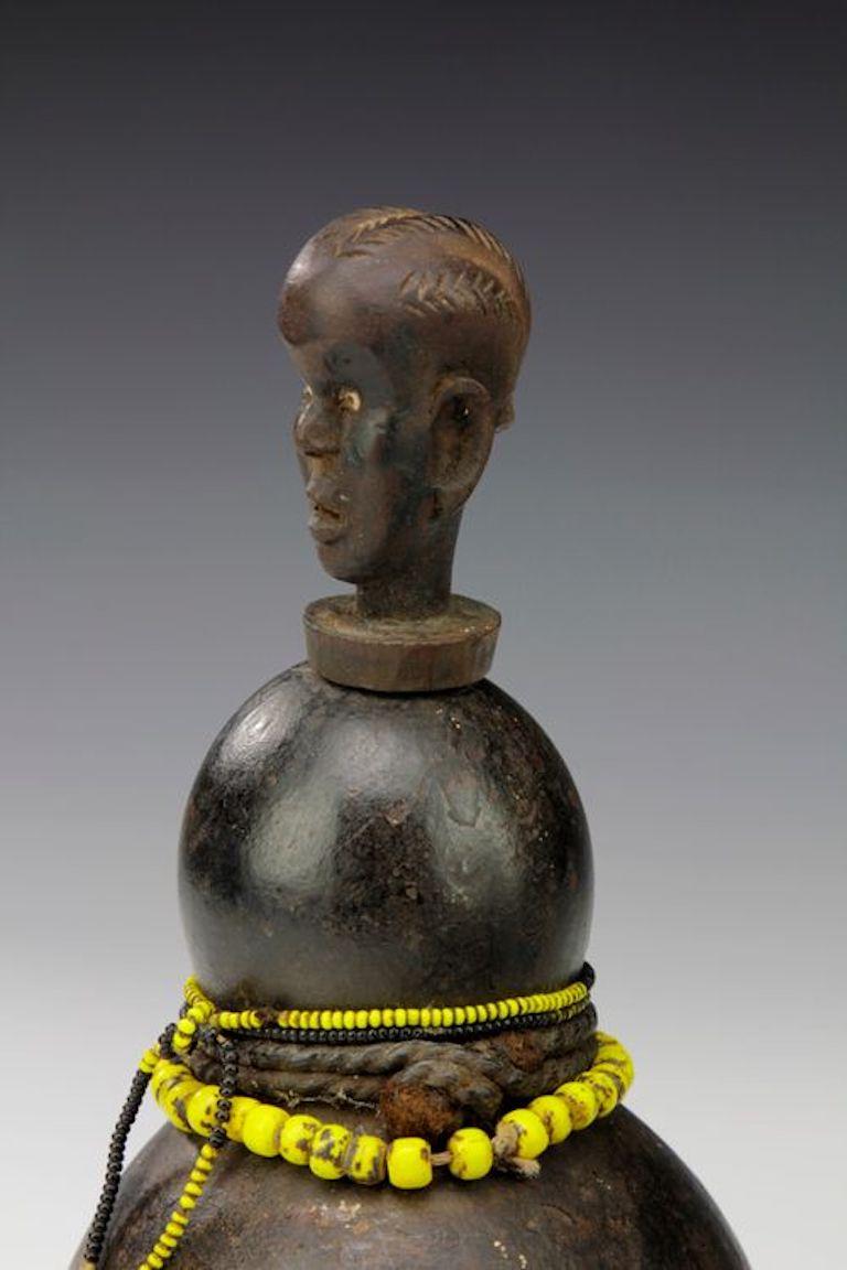 Grupo de tres recipientes de medicina tradicional. Luguru, Tanzania Caparazón en venta