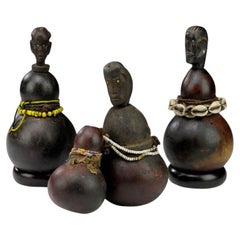 Grupo de tres recipientes de medicina tradicional. Luguru, Tanzania