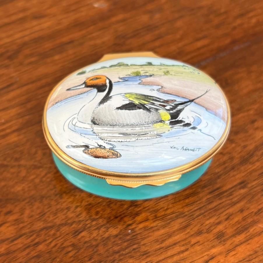 Groupe de trois boîtes anglaises en émail peintes à la main sur le thème des oiseaux en vente 3