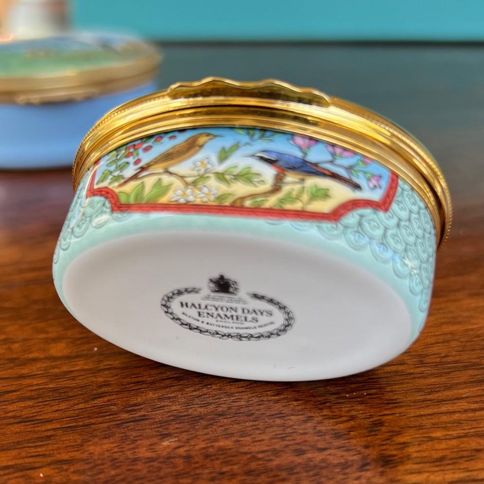 Groupe de trois boîtes anglaises en émail peintes à la main sur le thème des oiseaux Bon état - En vente à Morristown, NJ