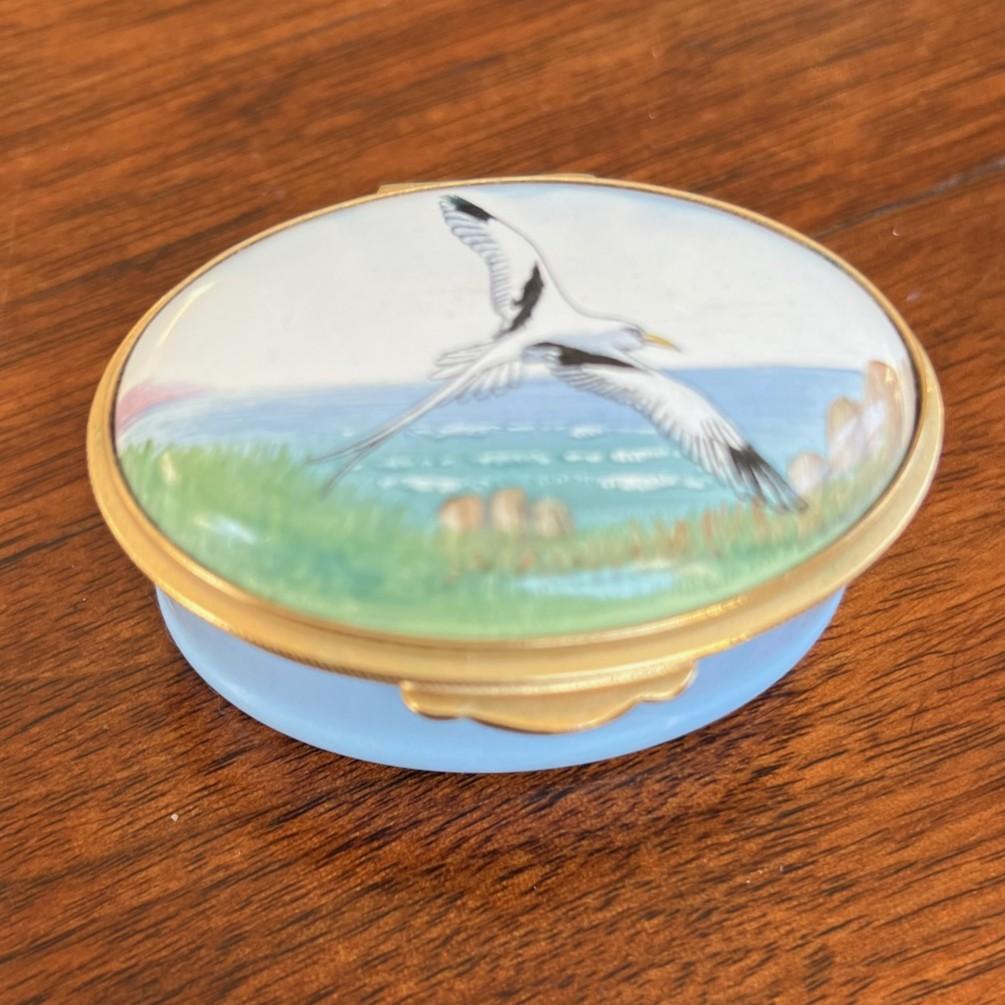 20ième siècle Groupe de trois boîtes anglaises en émail peintes à la main sur le thème des oiseaux en vente
