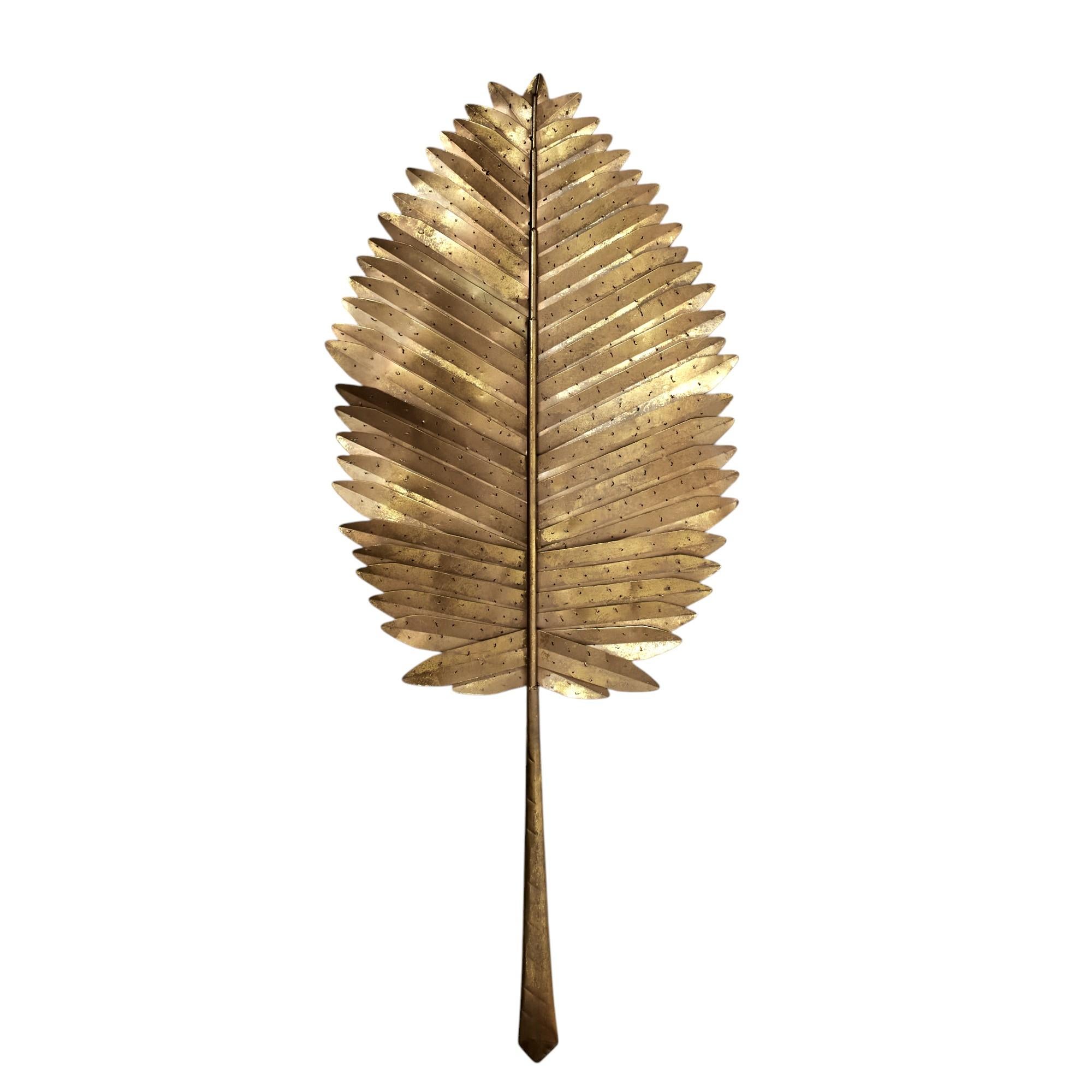 Soberbio grupo de tres esculturas o decoraciones de pared en forma de hoja de palmera de mediados de siglo, realizadas a mano en metal perforado con un acabado en tono dorado desgastado y mucho atractivo decorativo. 

De izquierda a derecha:

H: 68