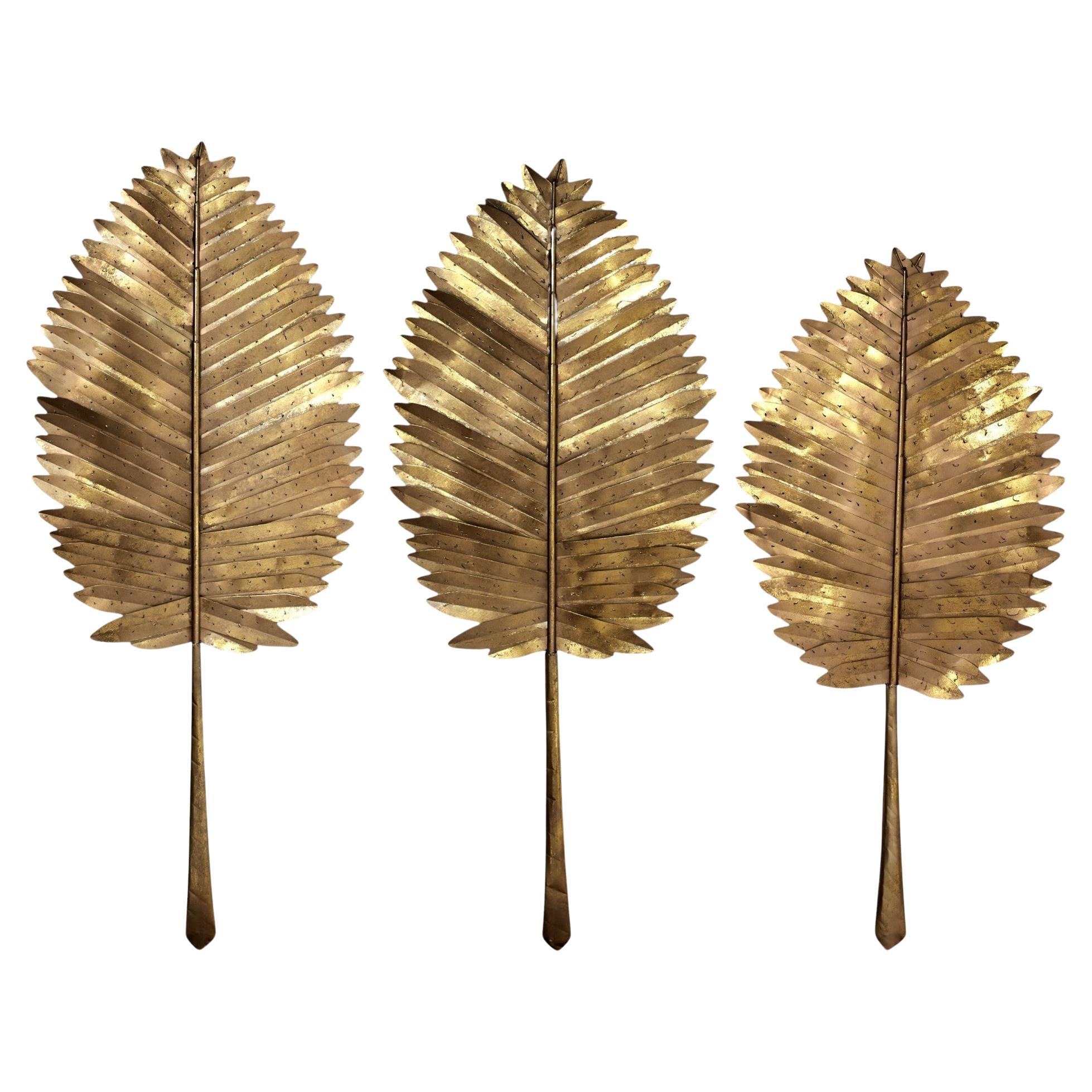 Grupo de tres esculturas vintage de metal en forma de hoja de palmera en venta