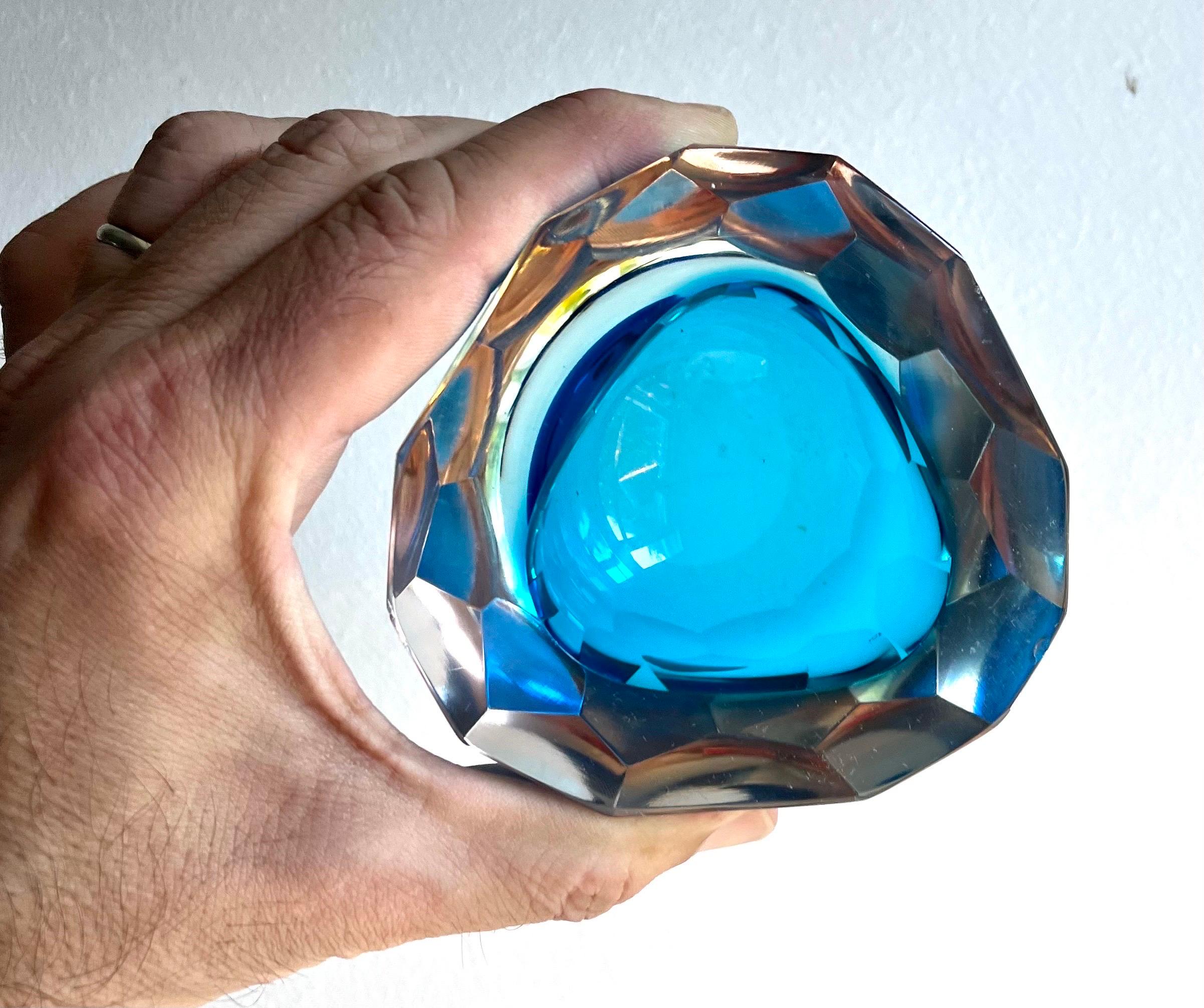 Gruppe von drei kleinen dekorativen Gefäßen aus dickem Glas, Italien, 1960er Jahre im Angebot 3