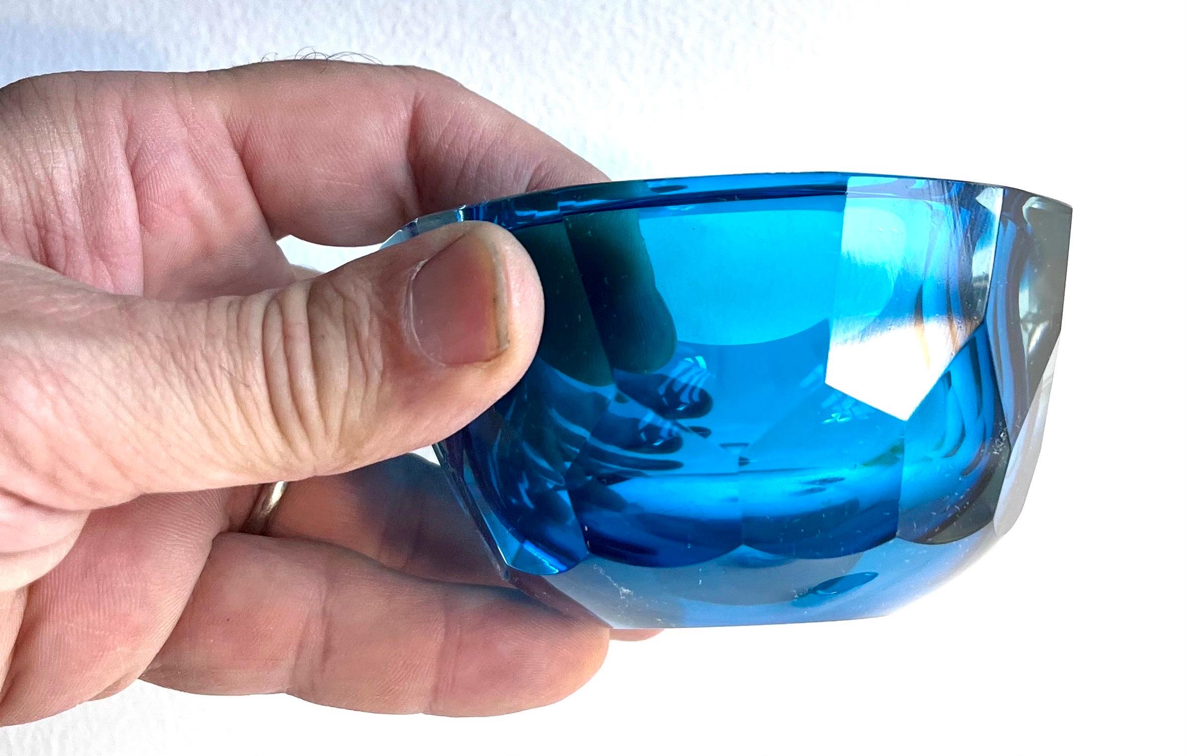 Gruppe von drei kleinen dekorativen Gefäßen aus dickem Glas, Italien, 1960er Jahre im Angebot 4