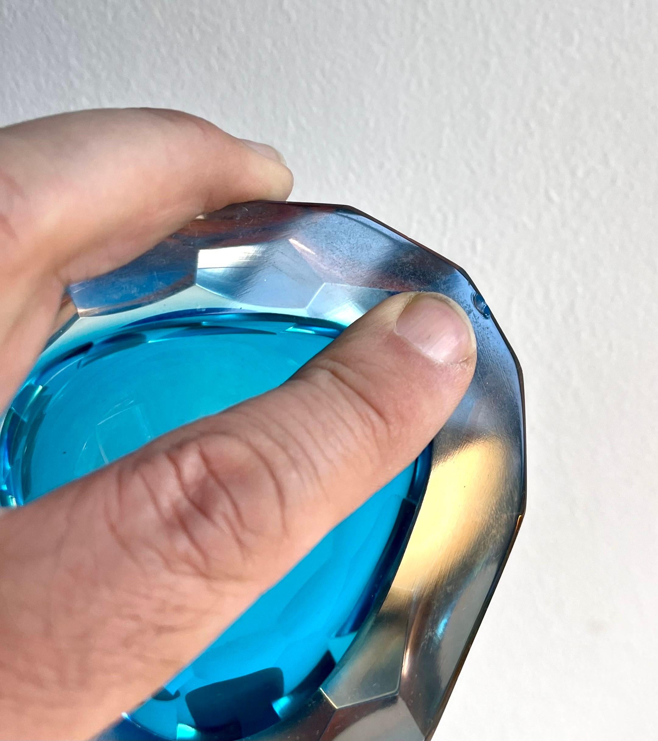 Gruppe von drei kleinen dekorativen Gefäßen aus dickem Glas, Italien, 1960er Jahre im Angebot 5