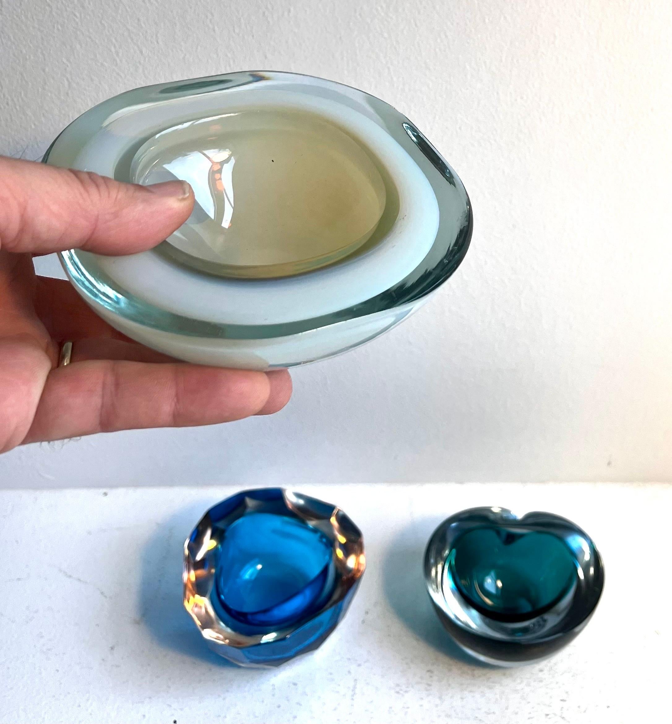 Gruppe von drei kleinen dekorativen Gefäßen aus dickem Glas, Italien, 1960er Jahre im Angebot 6