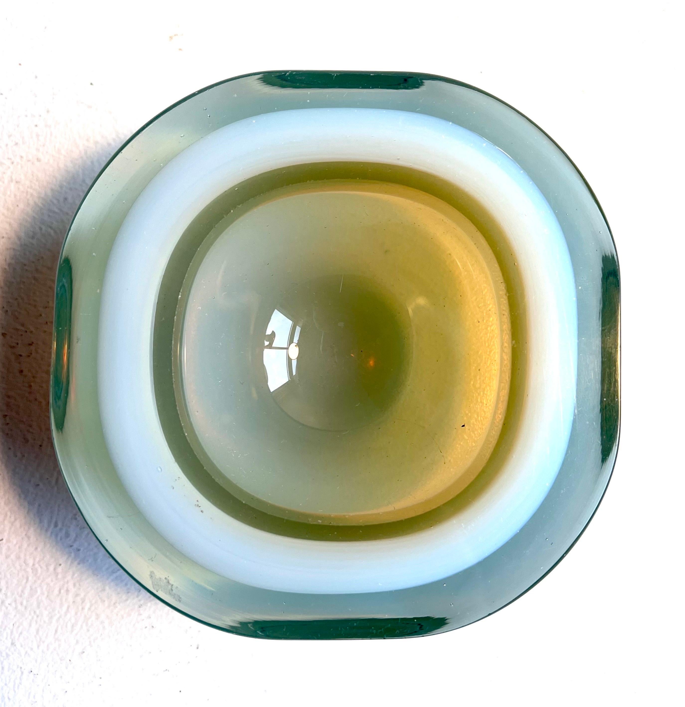 Gruppe von drei kleinen dekorativen Gefäßen aus dickem Glas, Italien, 1960er Jahre im Angebot 7