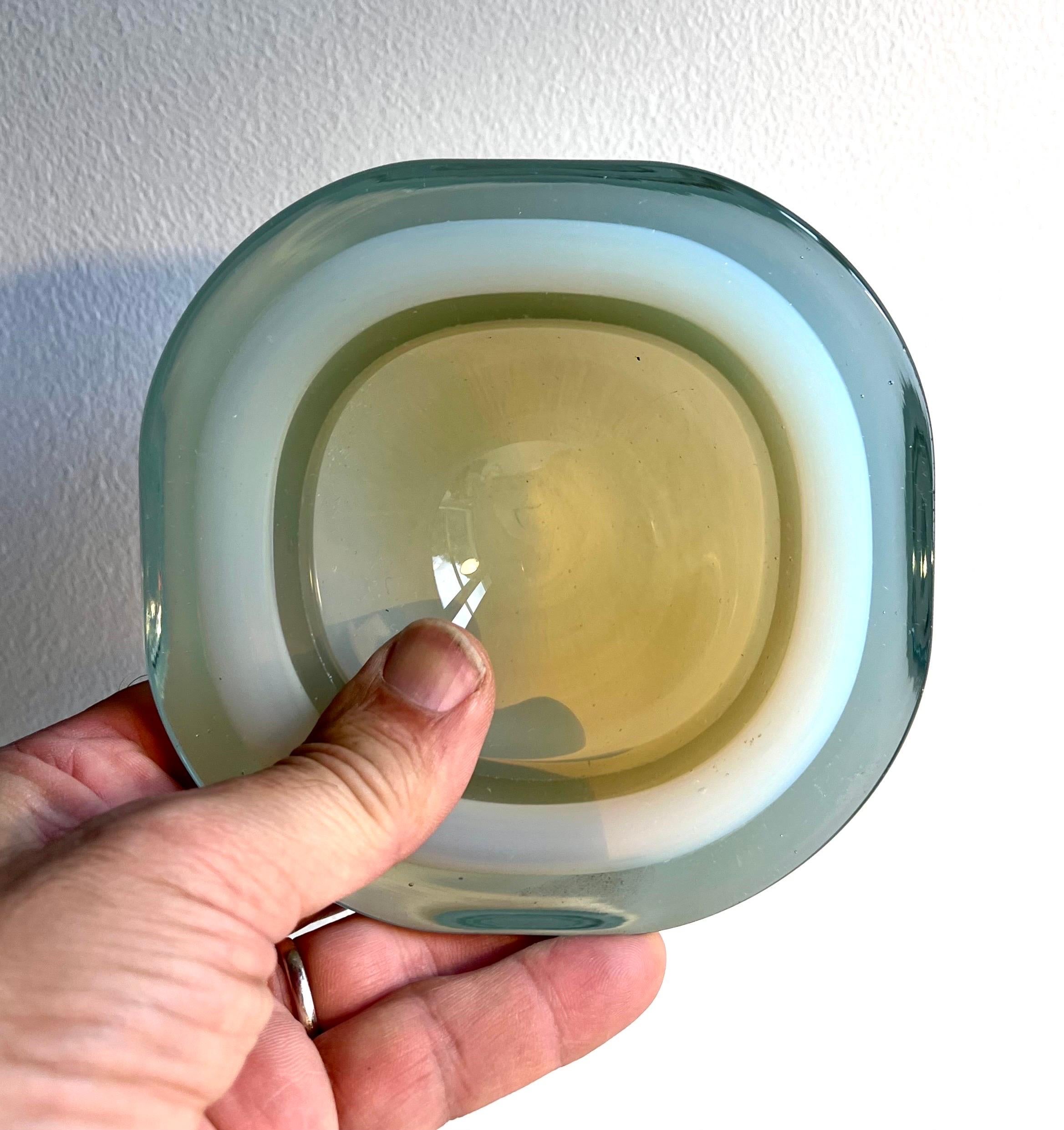 Gruppe von drei kleinen dekorativen Gefäßen aus dickem Glas, Italien, 1960er Jahre im Angebot 8