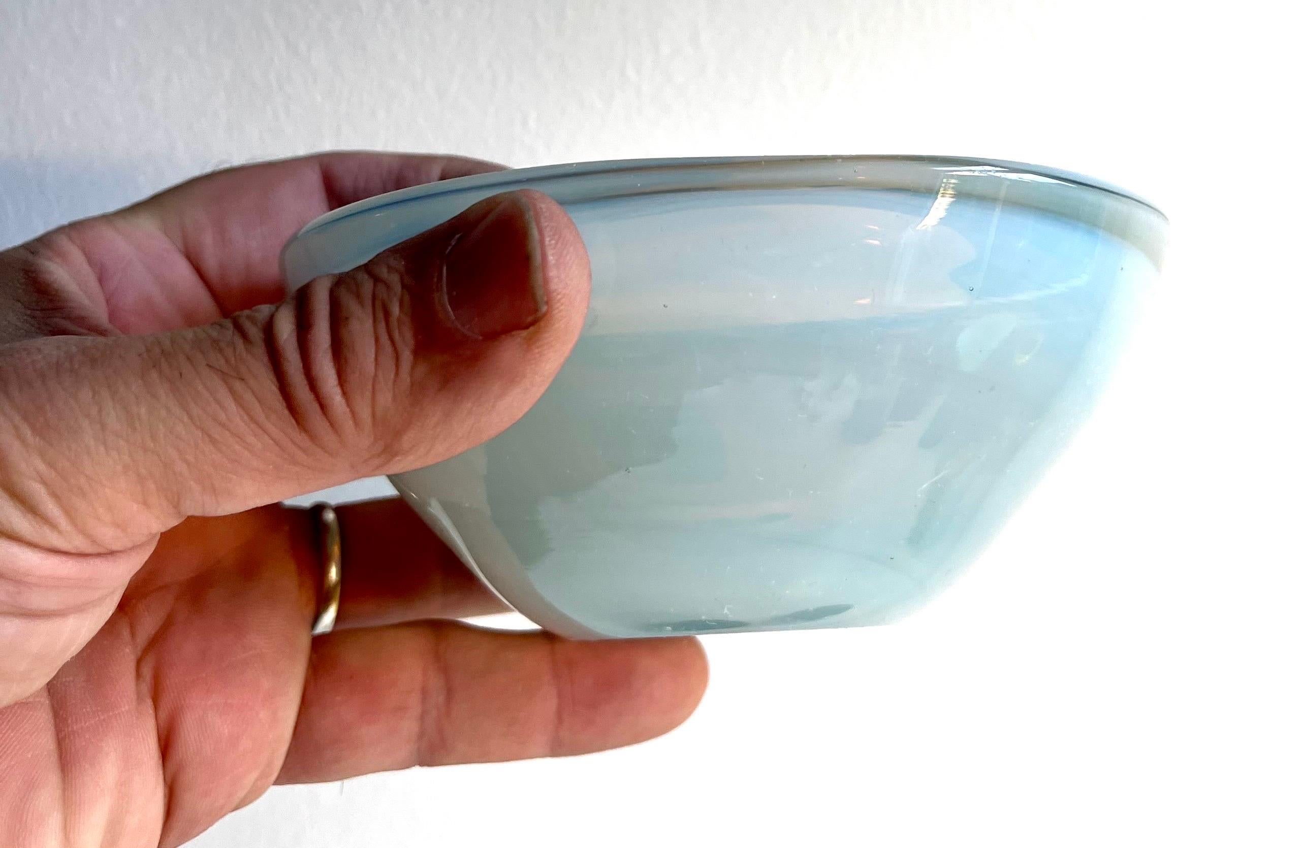 Gruppe von drei kleinen dekorativen Gefäßen aus dickem Glas, Italien, 1960er Jahre im Angebot 9