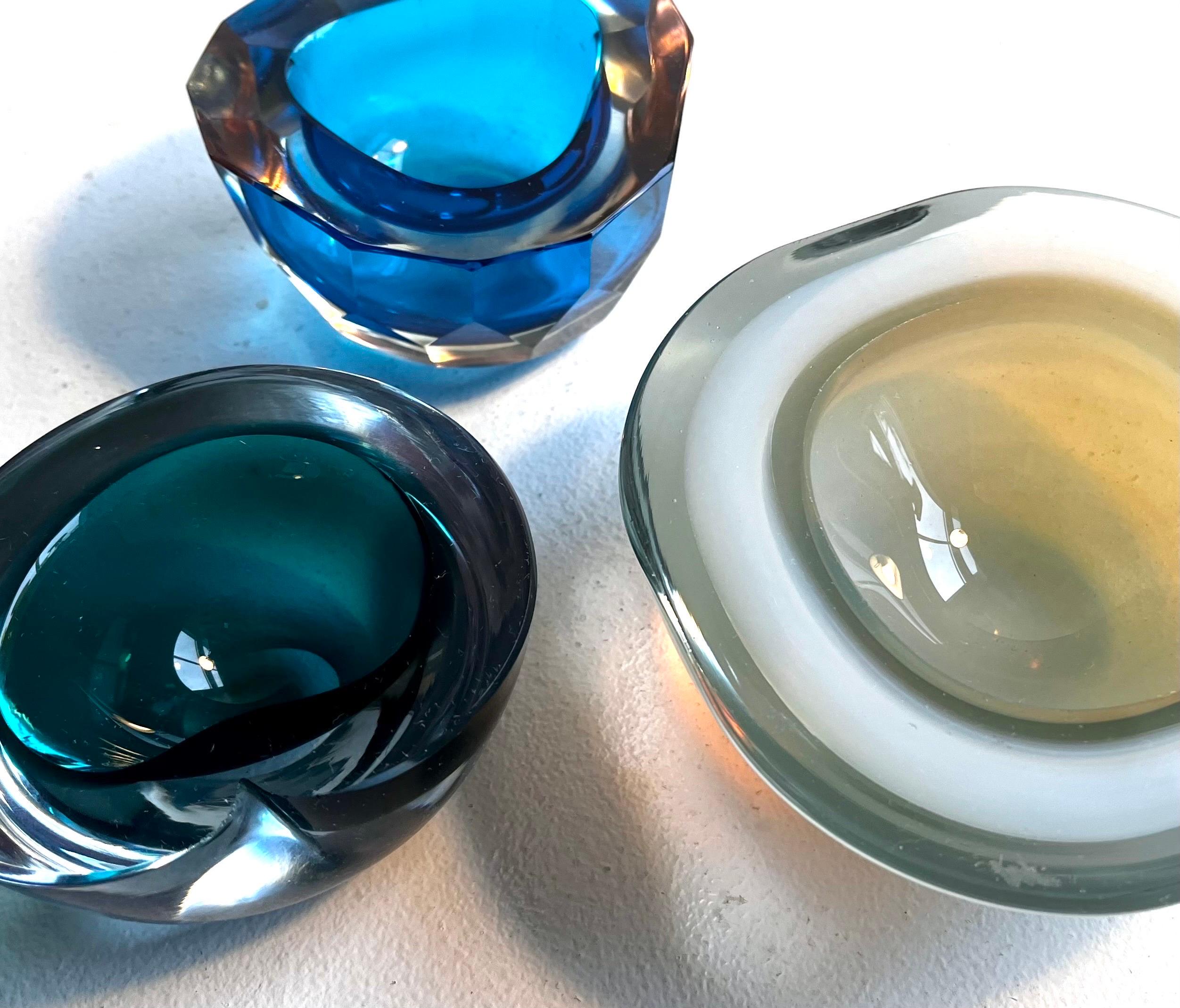 Gruppe von drei kleinen dekorativen Gefäßen aus dickem Glas, Italien, 1960er Jahre im Angebot 10