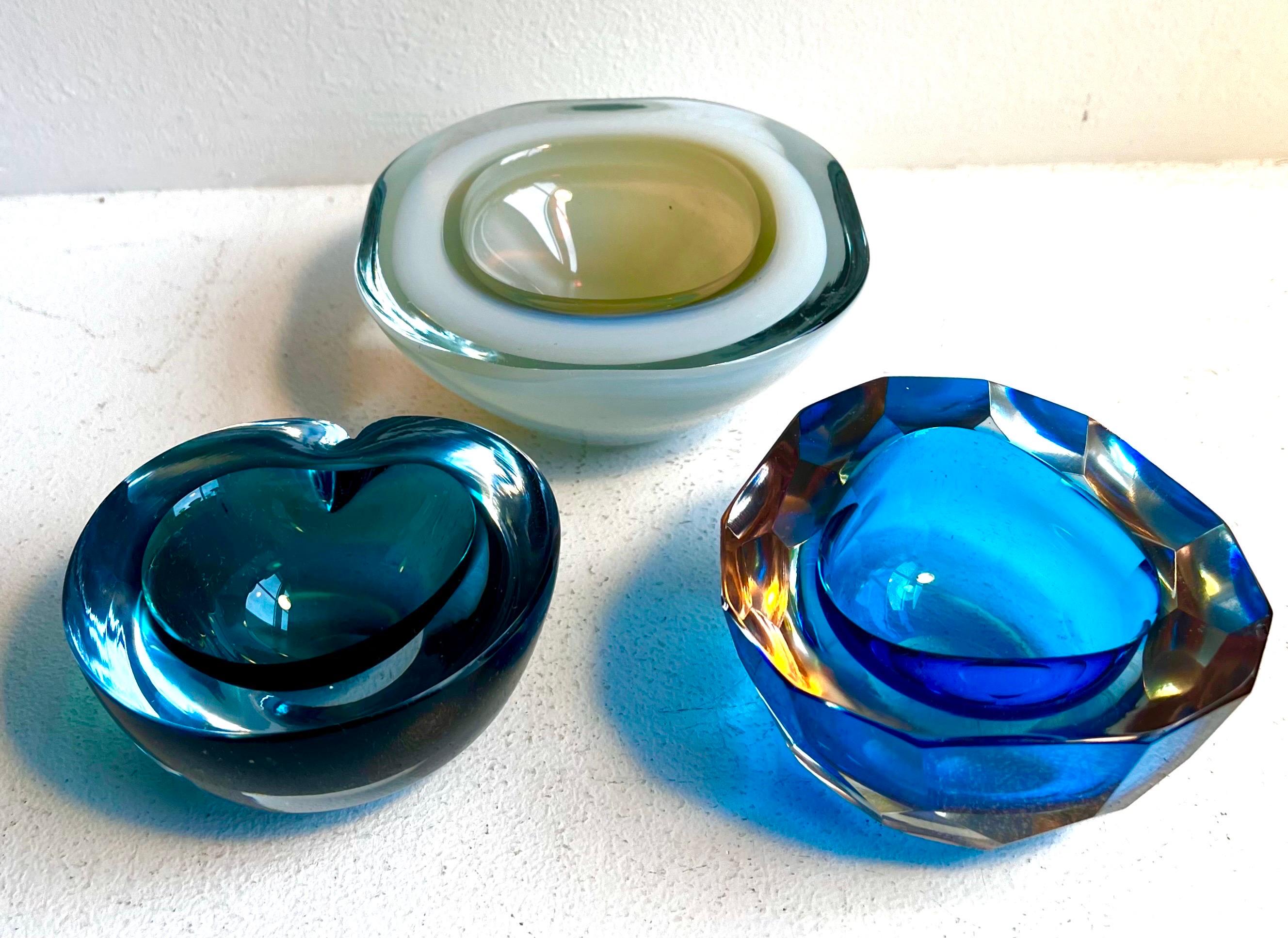 Gruppe von drei kleinen dekorativen Gefäßen aus dickem Glas, Italien, 1960er Jahre im Angebot 11