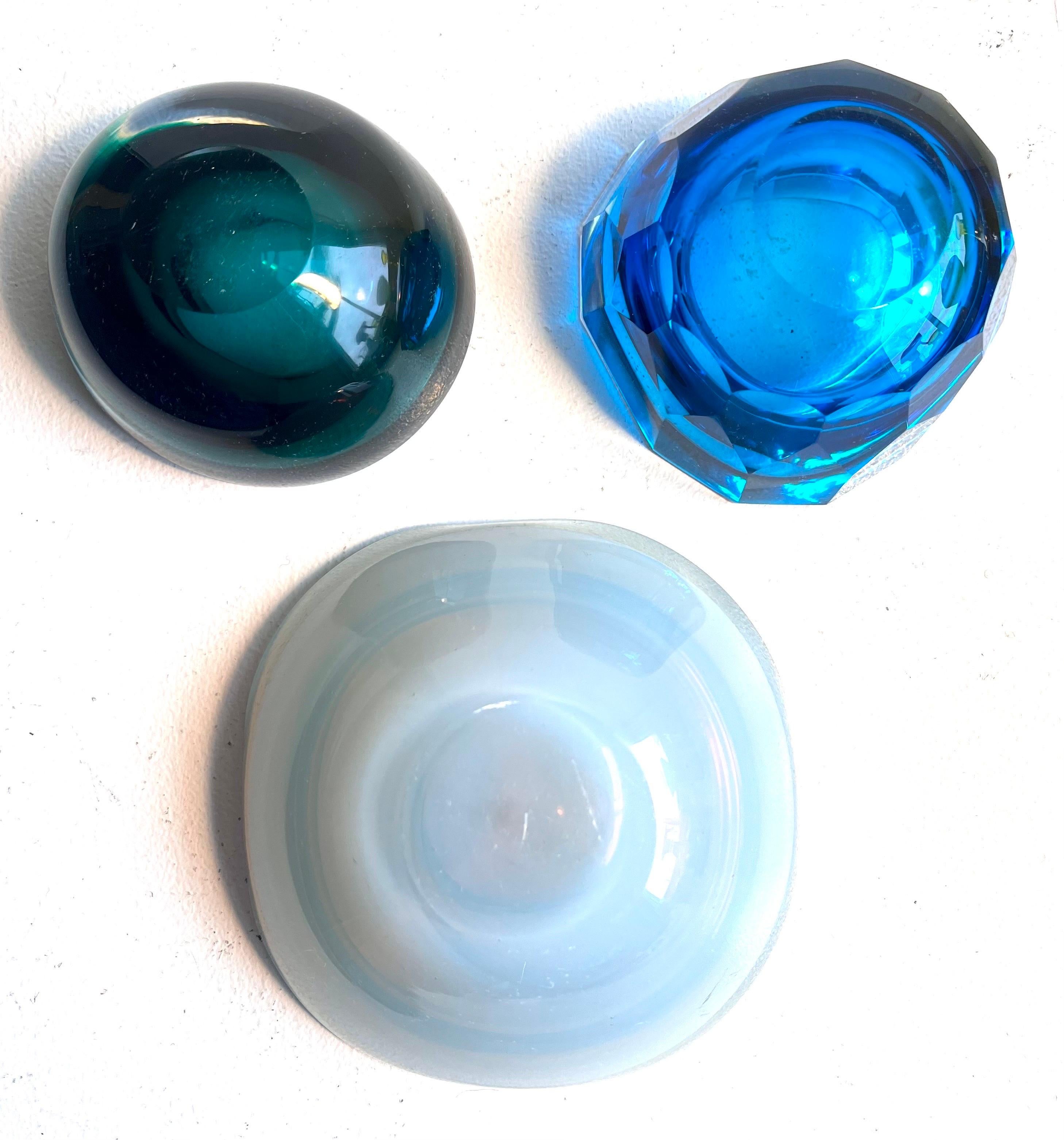 Gruppe von drei kleinen dekorativen Gefäßen aus dickem Glas, Italien, 1960er Jahre im Angebot 12