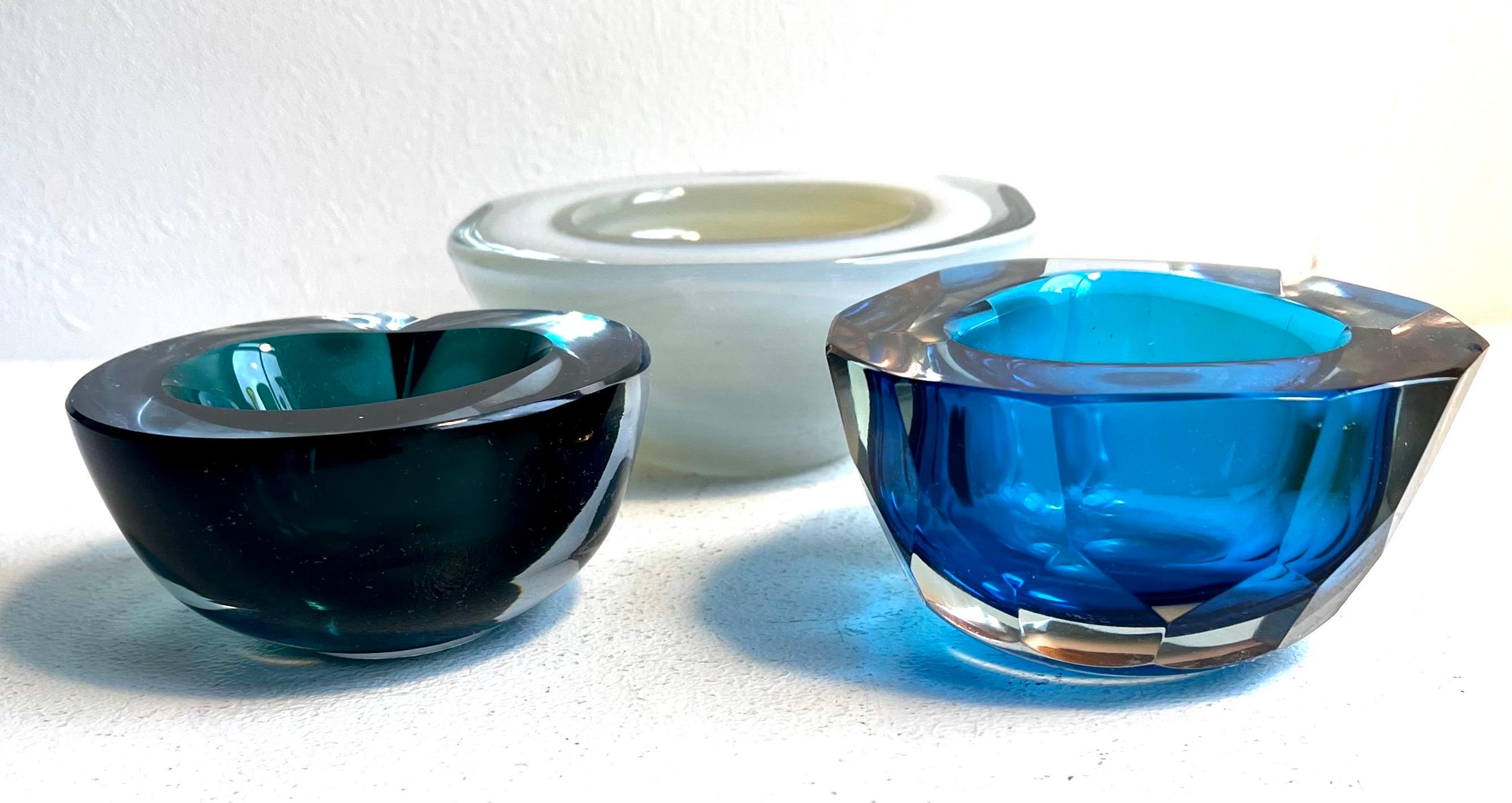 Gruppe von drei kleinen dekorativen Gefäßen aus dickem Glas, Italien, 1960er Jahre (Moderne der Mitte des Jahrhunderts) im Angebot