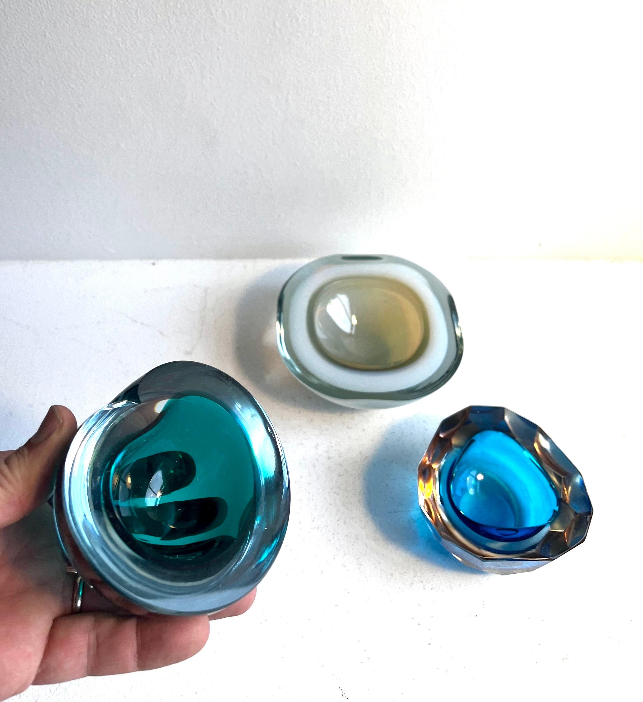 Gruppe von drei kleinen dekorativen Gefäßen aus dickem Glas, Italien, 1960er Jahre (Italienisch) im Angebot