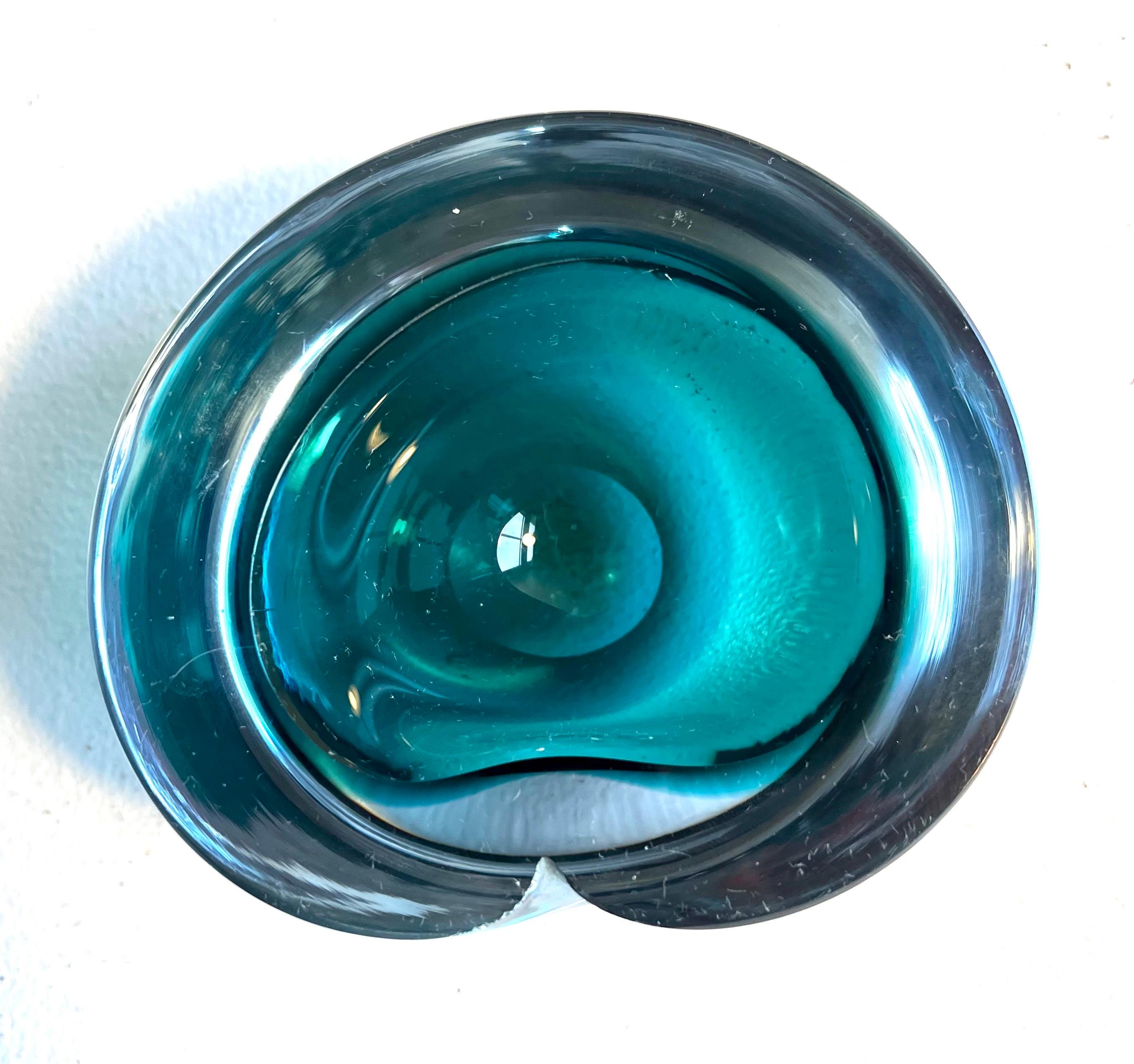 Gruppe von drei kleinen dekorativen Gefäßen aus dickem Glas, Italien, 1960er Jahre im Zustand „Gut“ im Angebot in Philadelphia, PA