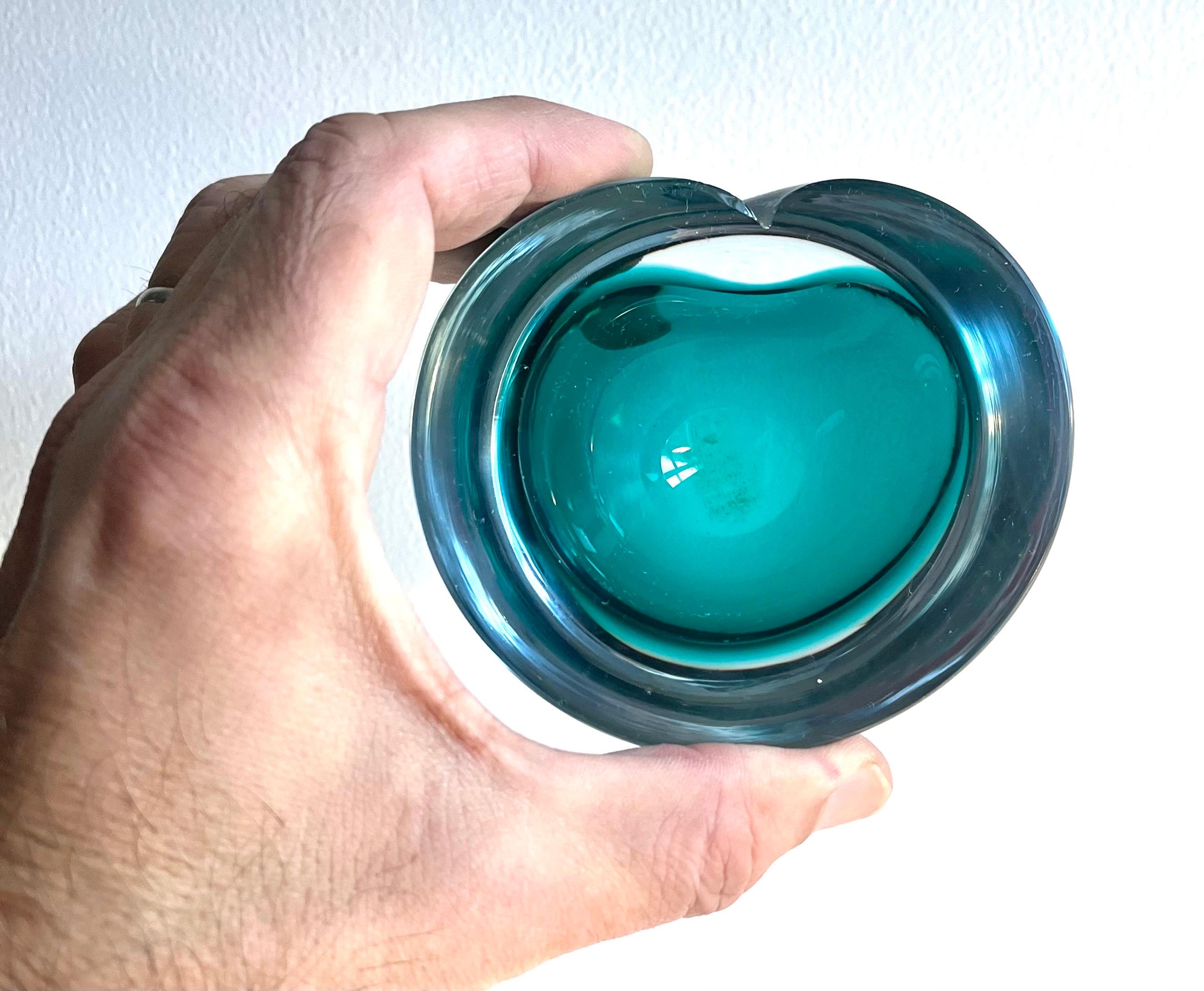 Gruppe von drei kleinen dekorativen Gefäßen aus dickem Glas, Italien, 1960er Jahre (20. Jahrhundert) im Angebot