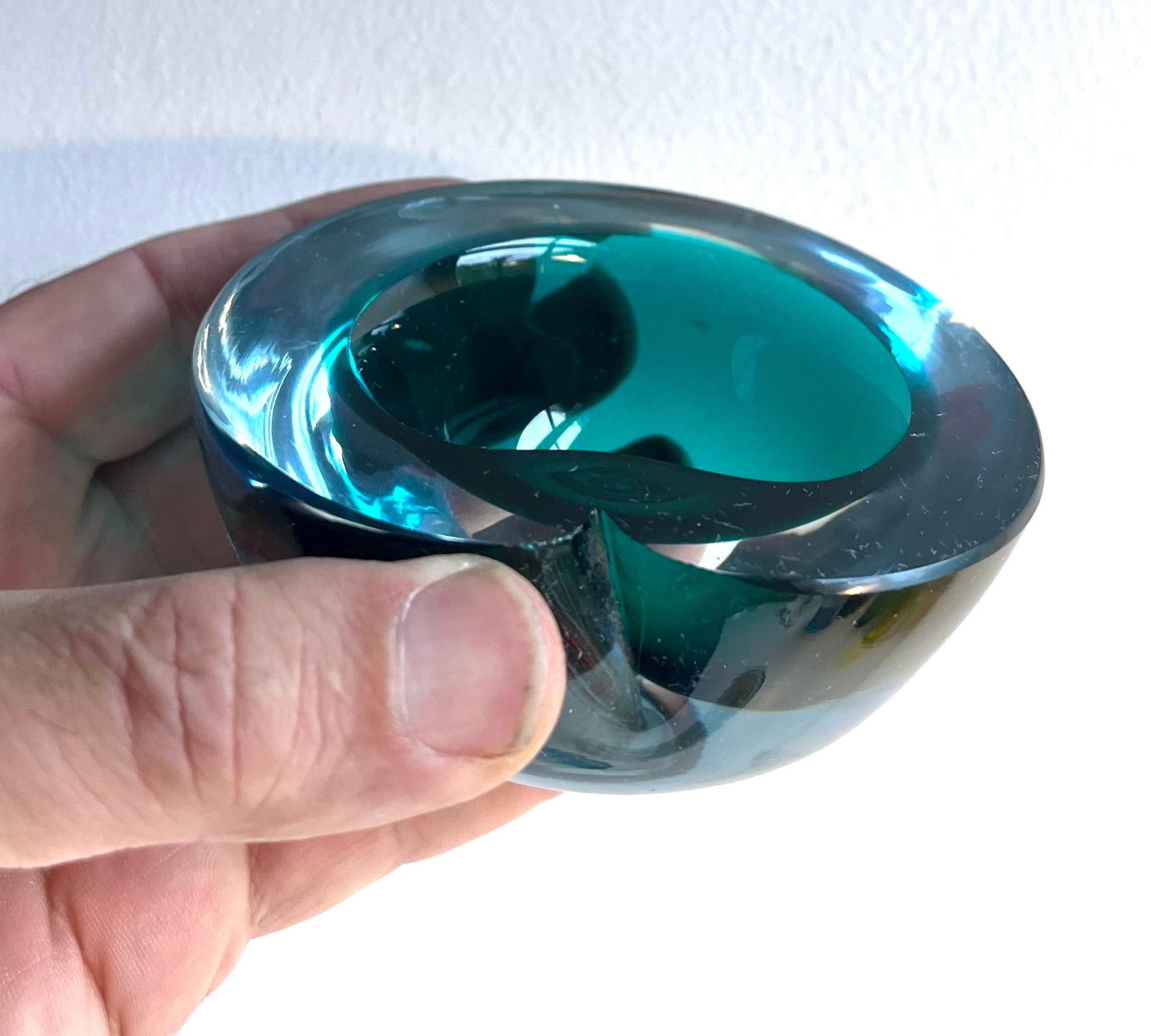 Gruppe von drei kleinen dekorativen Gefäßen aus dickem Glas, Italien, 1960er Jahre (Glaskunst) im Angebot