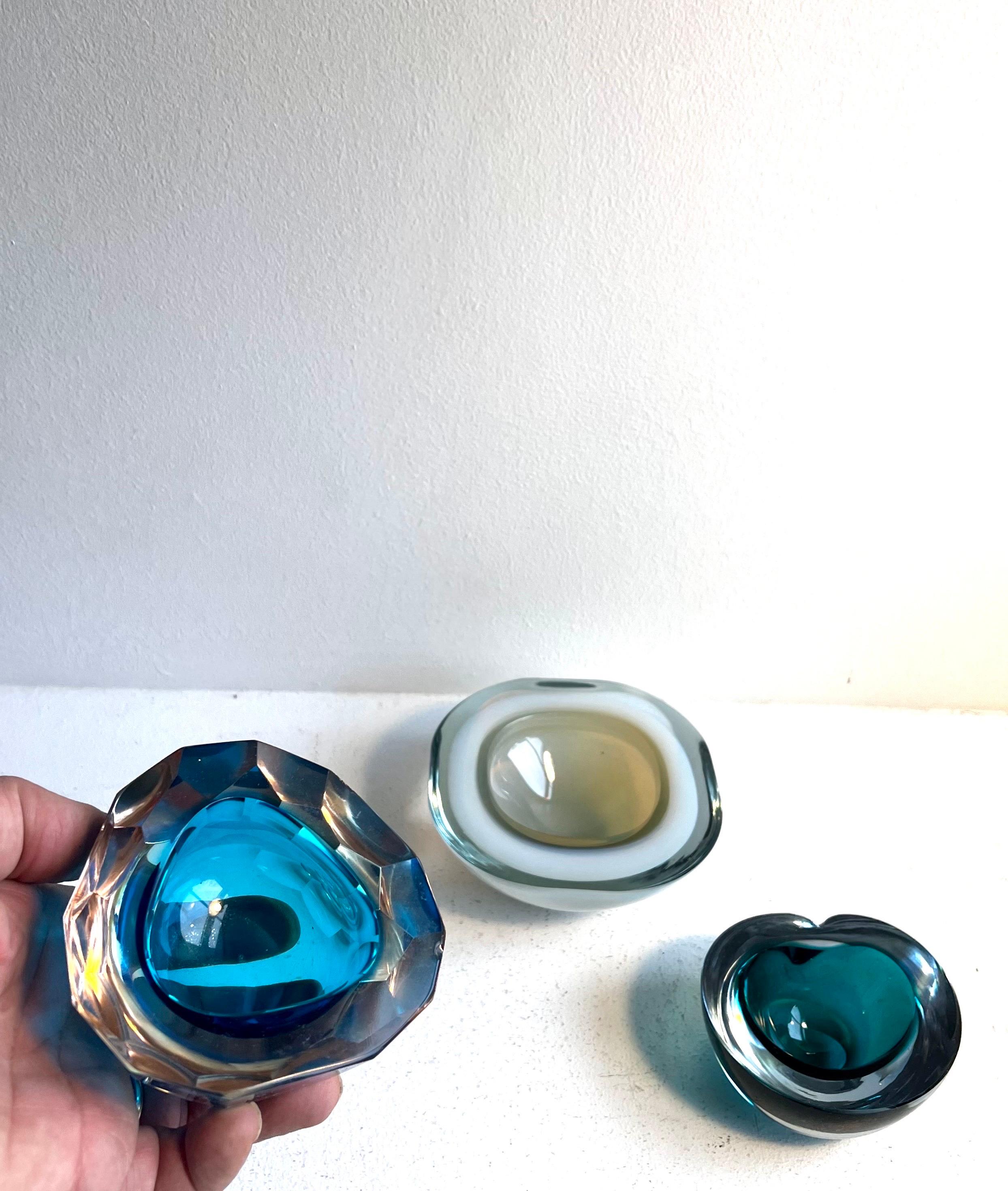 Gruppe von drei kleinen dekorativen Gefäßen aus dickem Glas, Italien, 1960er Jahre im Angebot 1