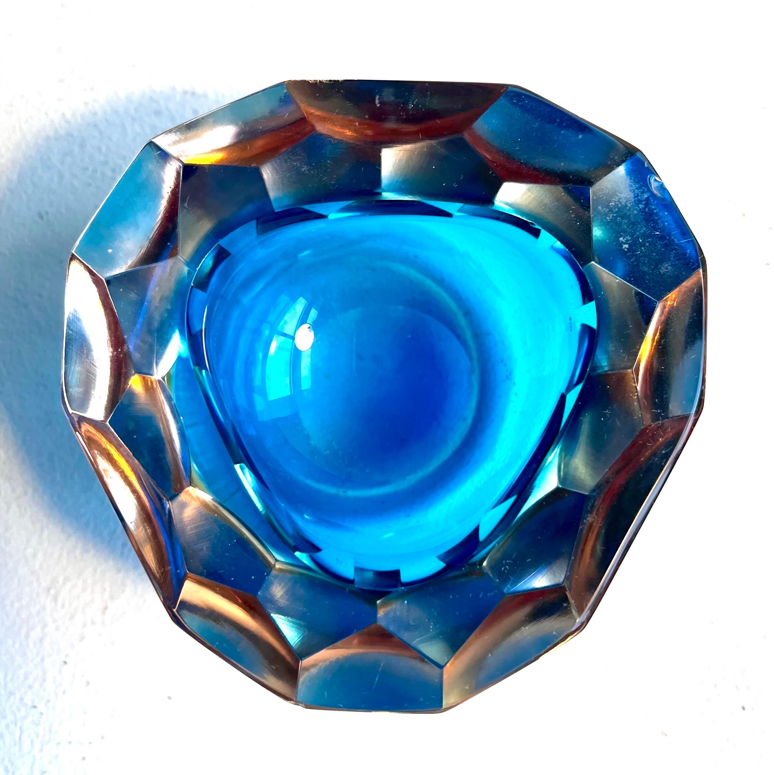 Gruppe von drei kleinen dekorativen Gefäßen aus dickem Glas, Italien, 1960er Jahre im Angebot 2