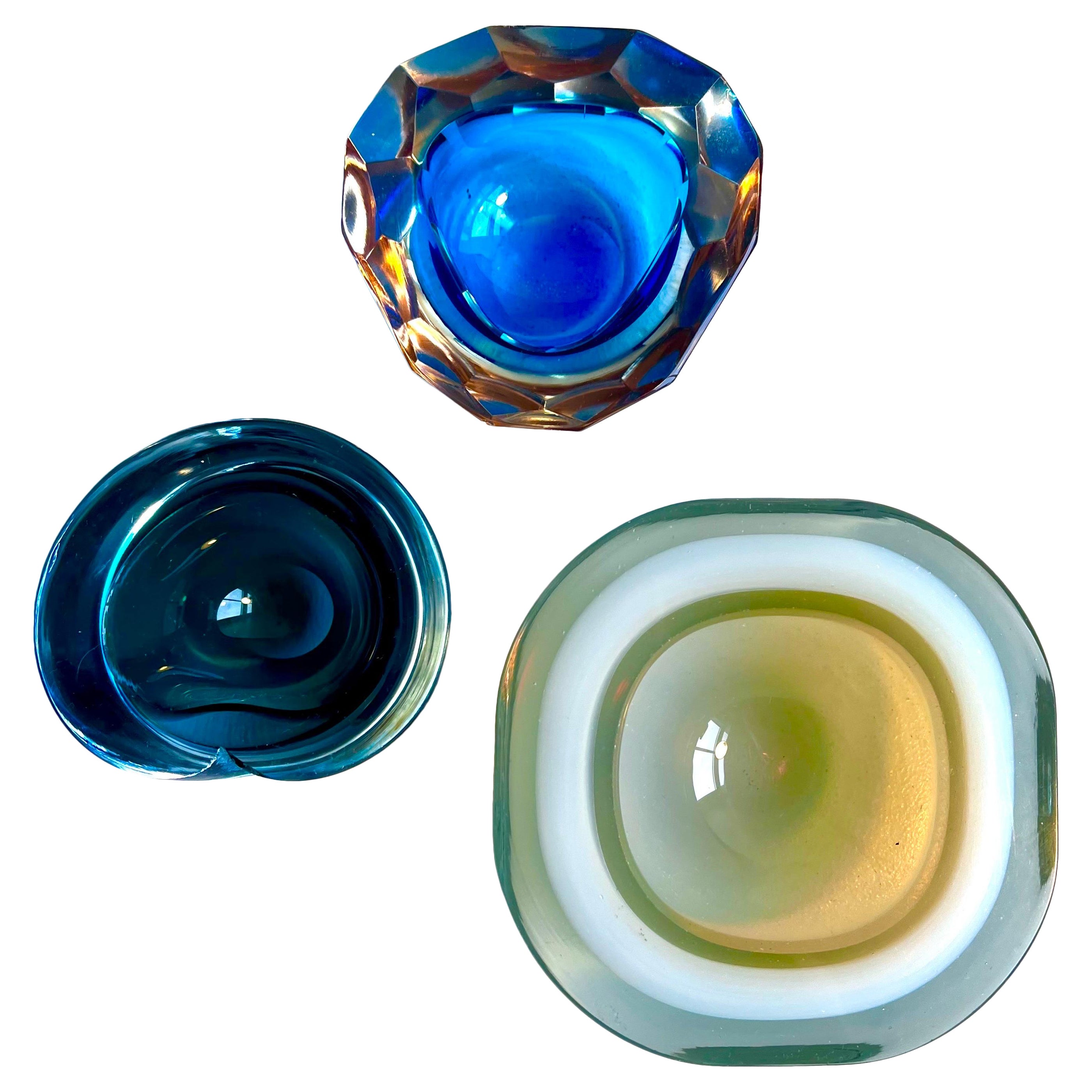 Gruppo di tre piccoli vasi decorativi in vetro spesso vintage, Italia, anni '60