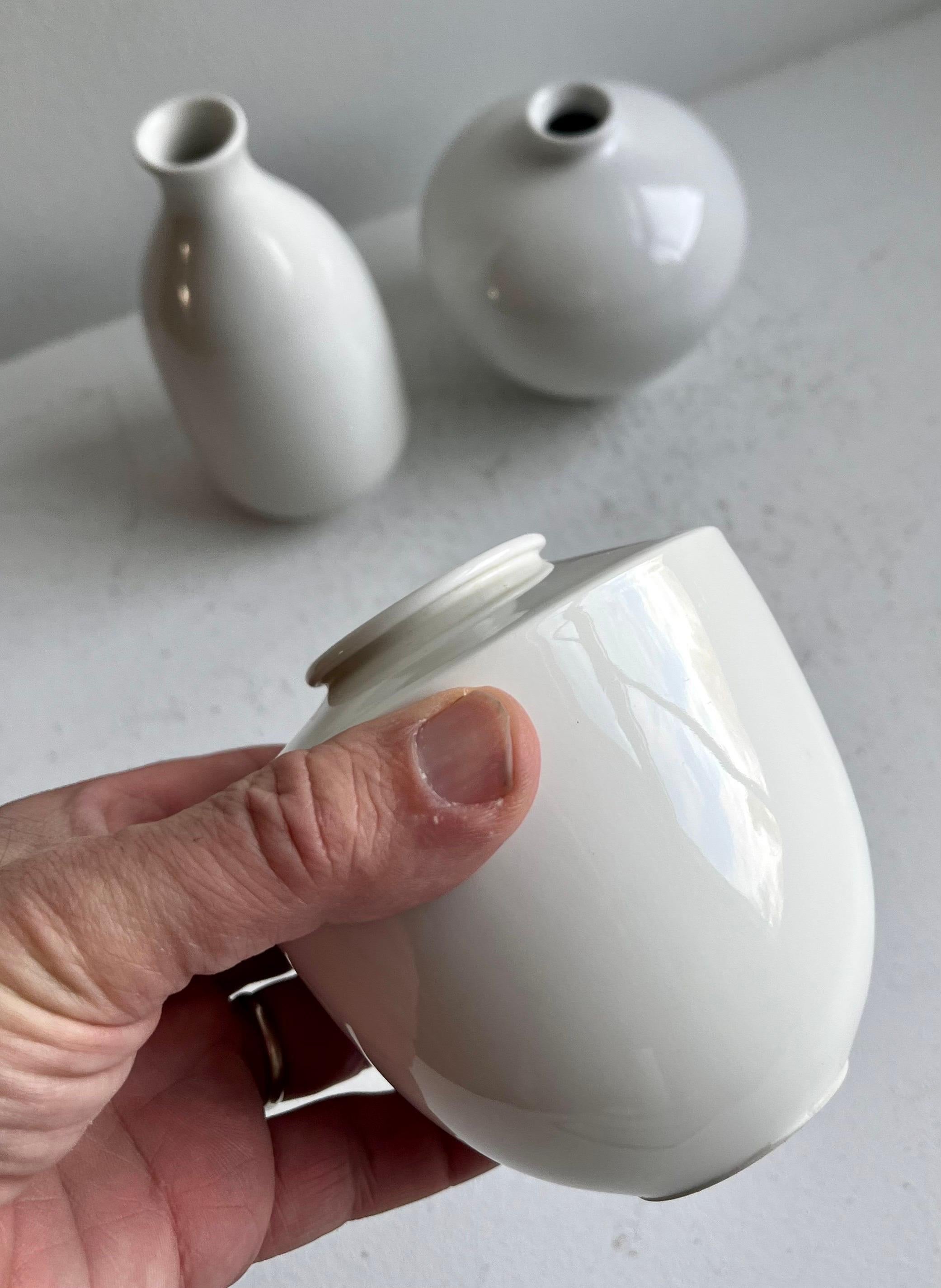 Gruppe von drei weißen Porzellan-Kunstgefäßen von KPM Porcelain, Deutschland im Angebot 5