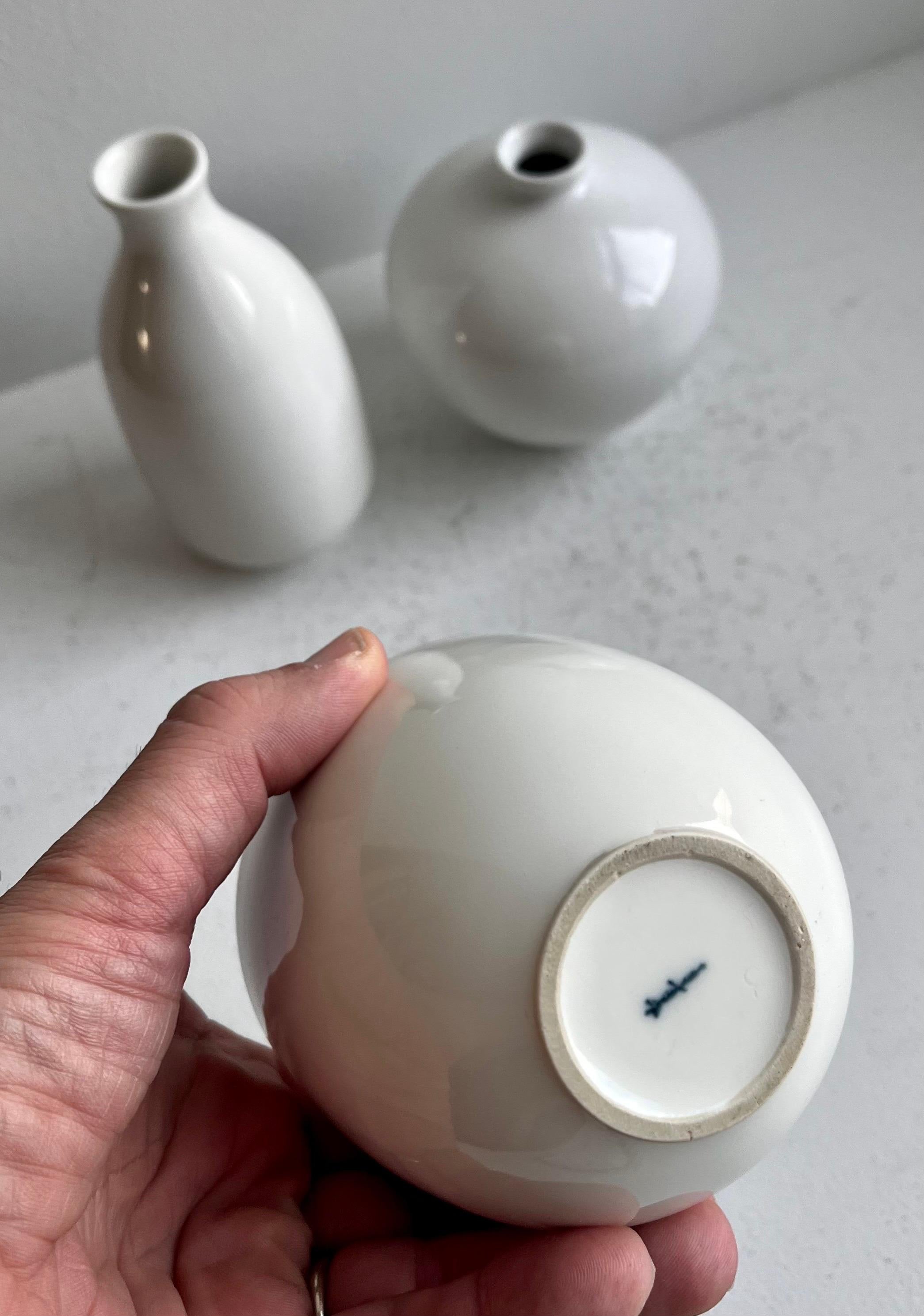 Gruppe von drei weißen Porzellan-Kunstgefäßen von KPM Porcelain, Deutschland im Angebot 6