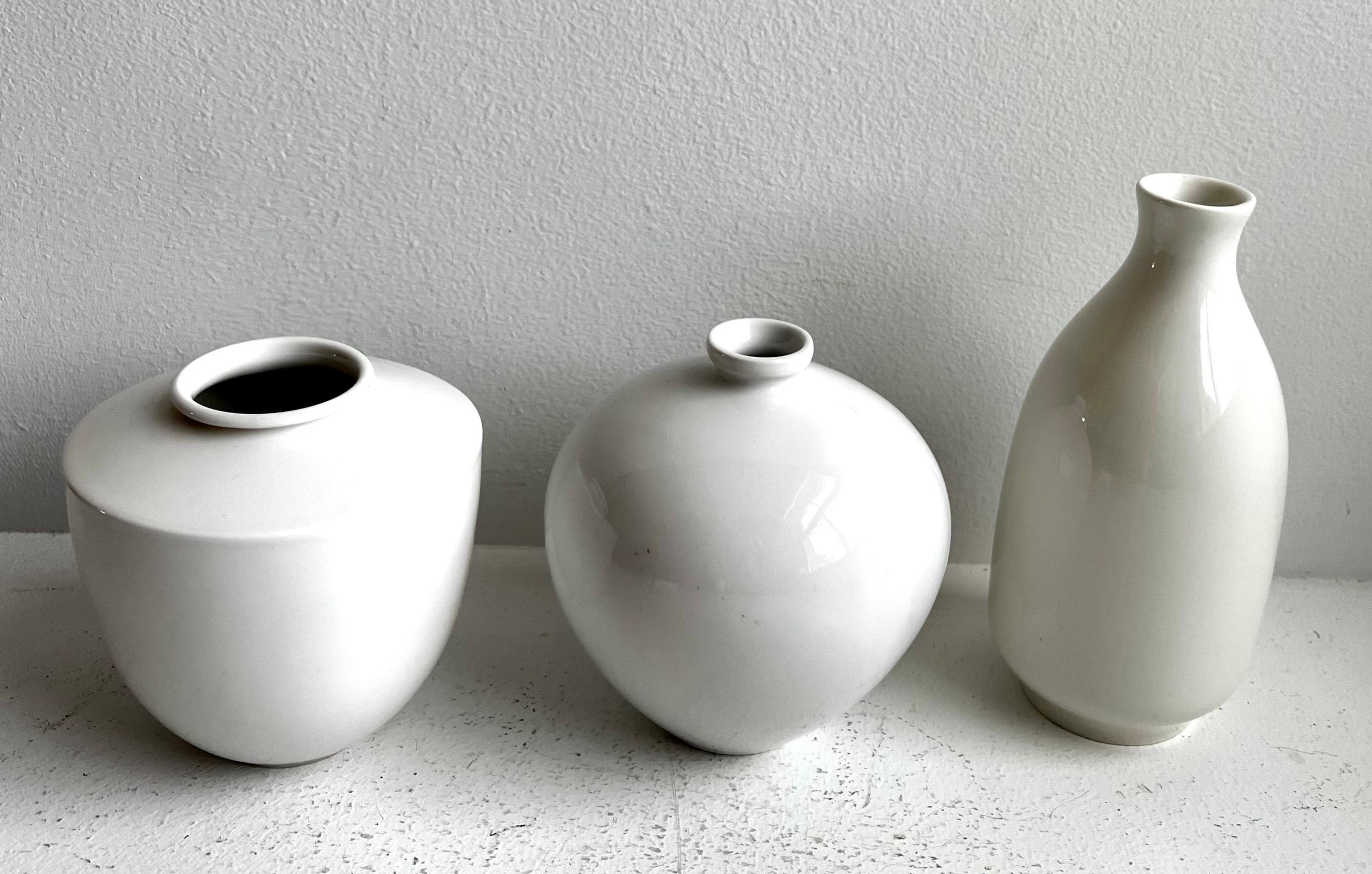 Gruppe von drei weißen Porzellan-Kunstgefäßen von KPM Porcelain, Deutschland im Angebot 7