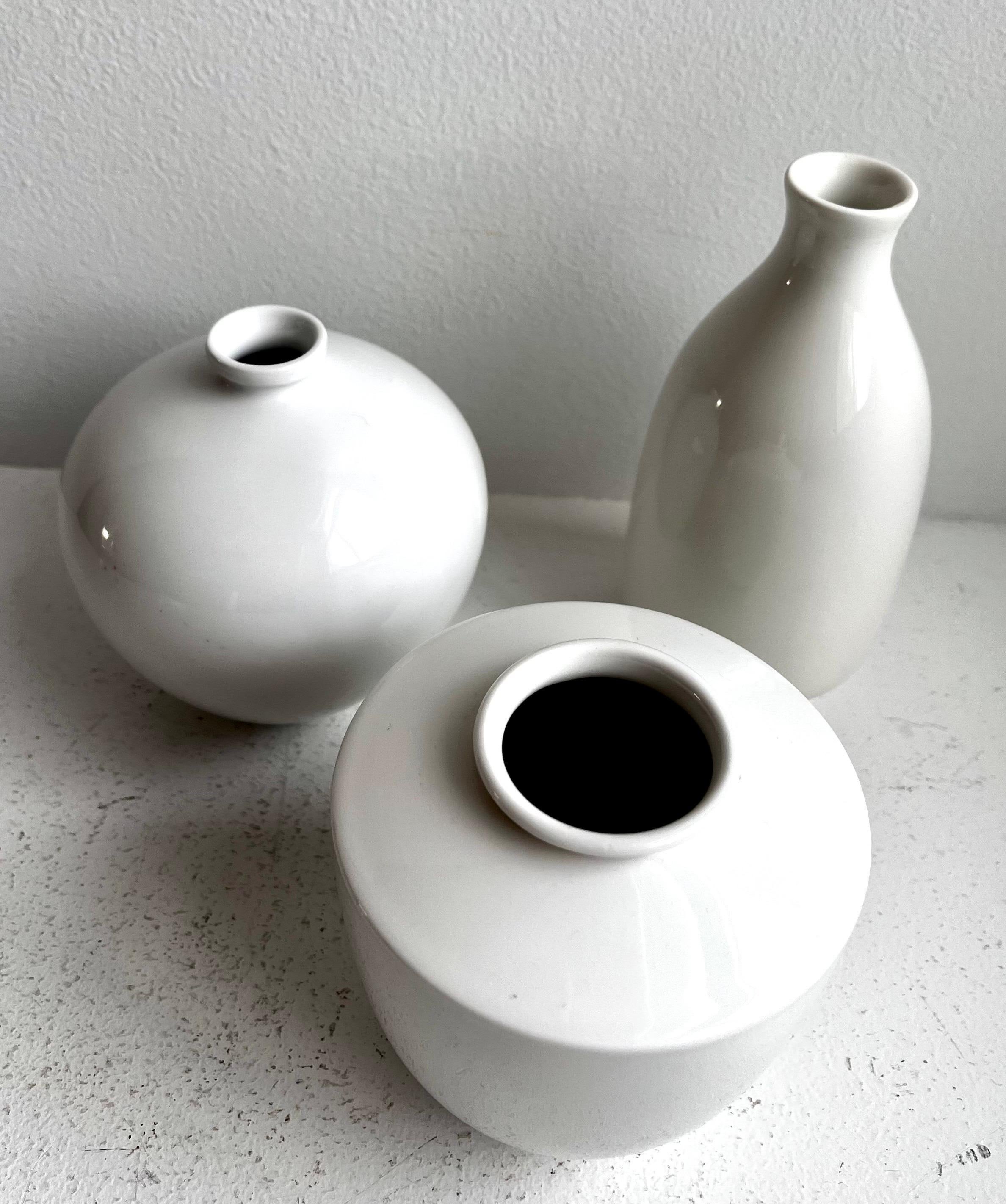 Gruppe von drei weißen Porzellan-Kunstgefäßen von KPM Porcelain, Deutschland im Angebot 8