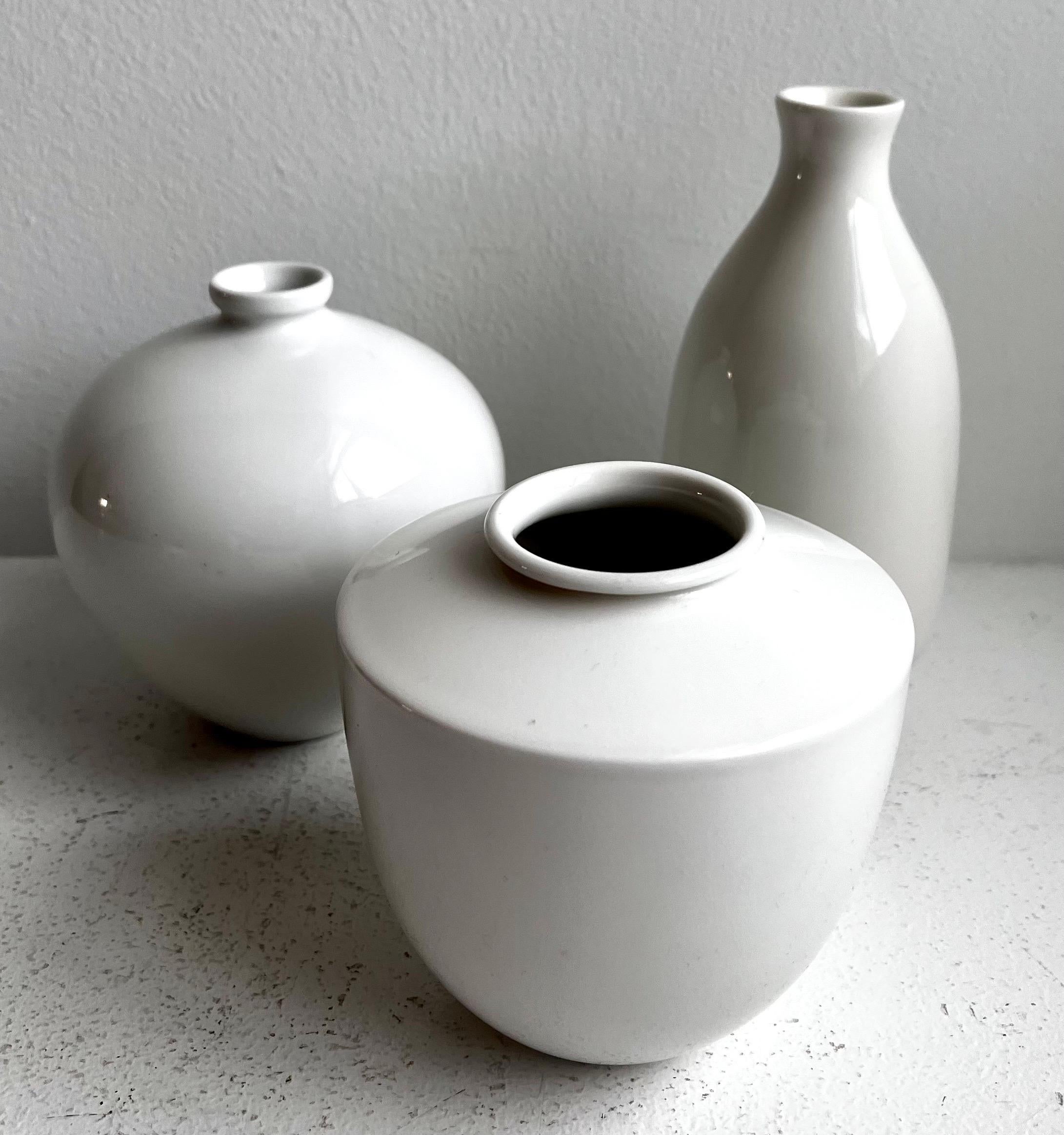 Gruppe von drei weißen Porzellan-Kunstgefäßen von KPM Porcelain, Deutschland im Angebot 9