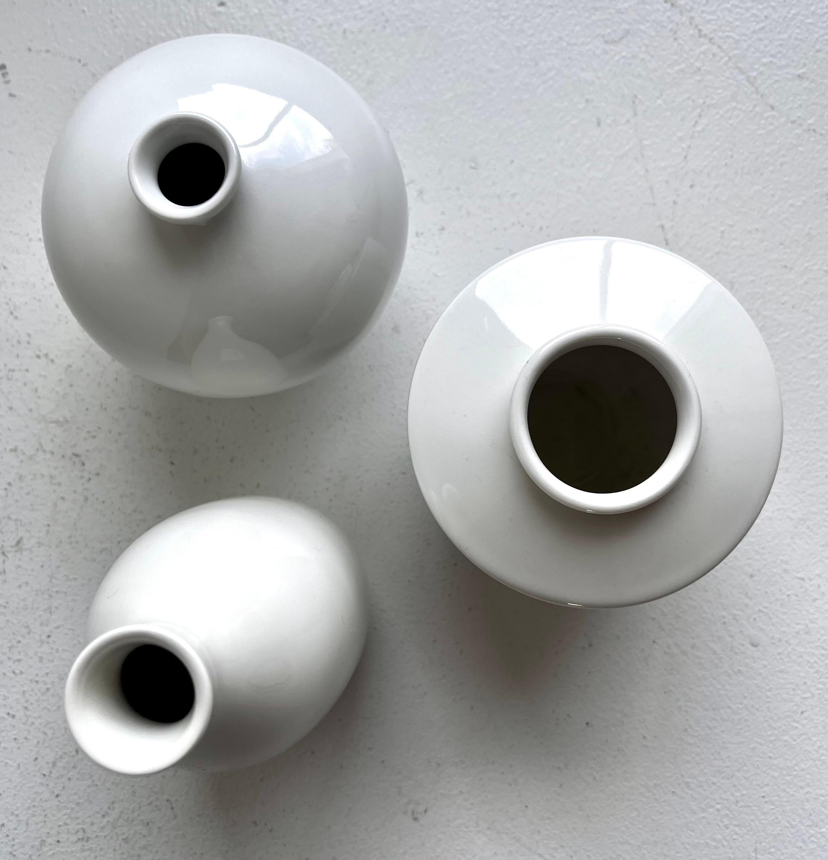 Gruppe von drei weißen Porzellan-Kunstgefäßen von KPM Porcelain, Deutschland im Angebot 10
