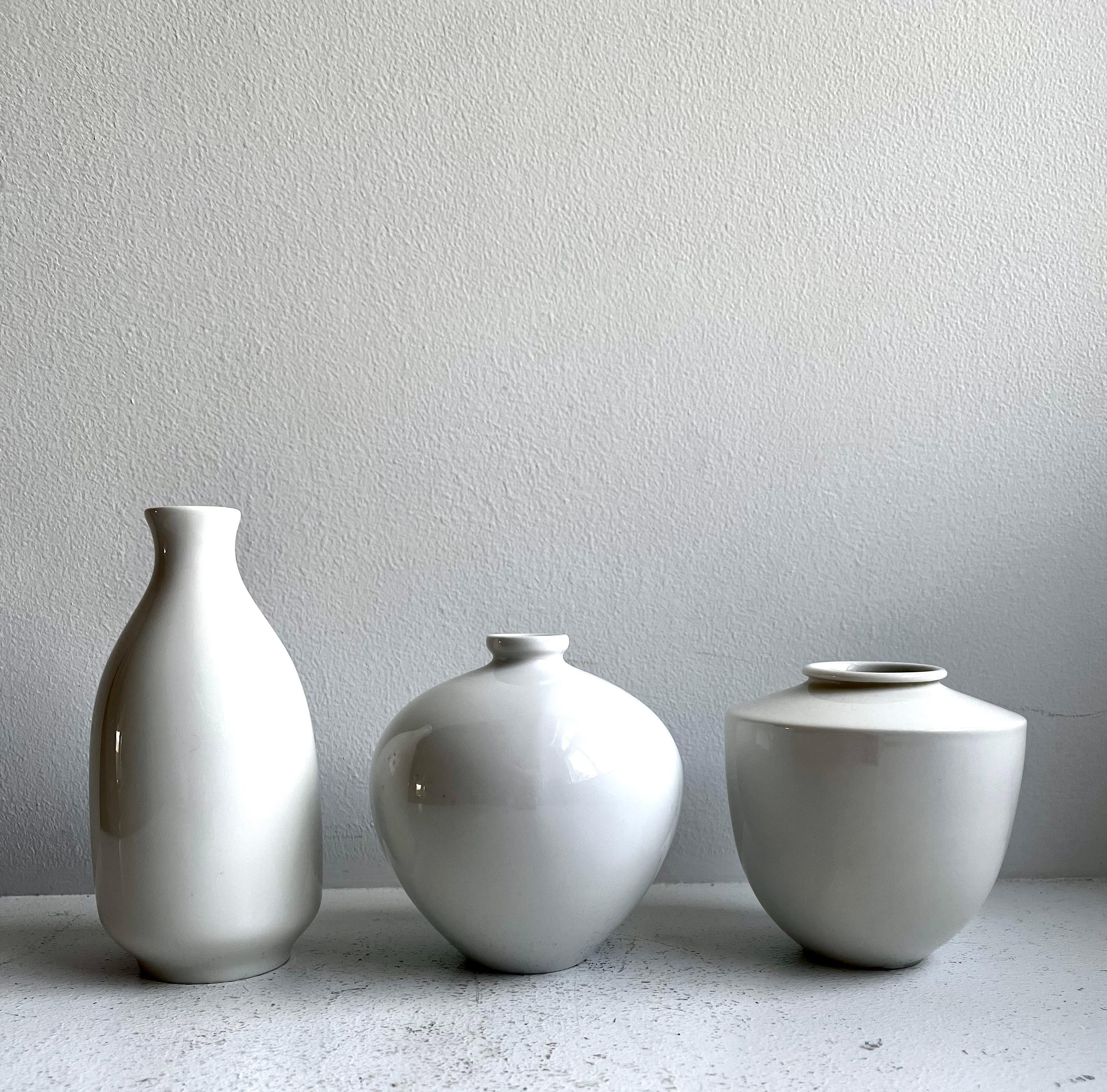 Gruppe von drei weißen Porzellan-Kunstgefäßen 
Hergestellt von KPM Porcelain, Deutschland
Möglicherweise entworfen von Liselotte Lüpke 

Groß: 2 3/4