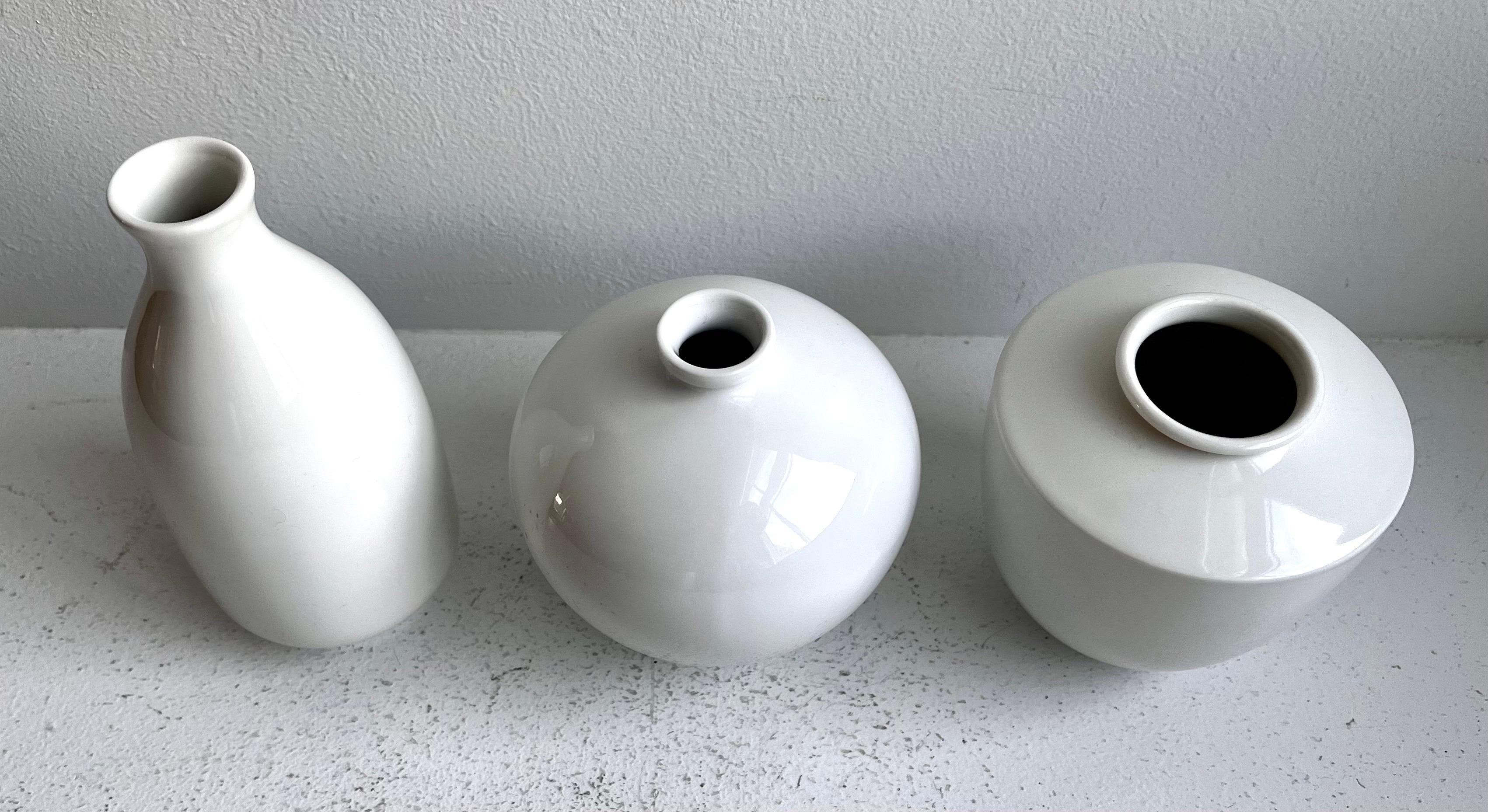 Gruppe von drei weißen Porzellan-Kunstgefäßen von KPM Porcelain, Deutschland (Moderne der Mitte des Jahrhunderts) im Angebot