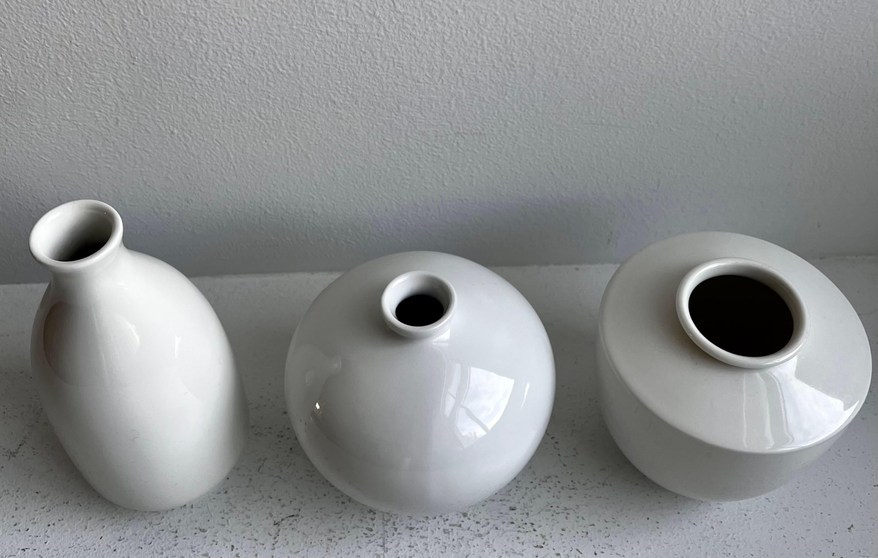 Gruppe von drei weißen Porzellan-Kunstgefäßen von KPM Porcelain, Deutschland im Zustand „Gut“ im Angebot in Philadelphia, PA