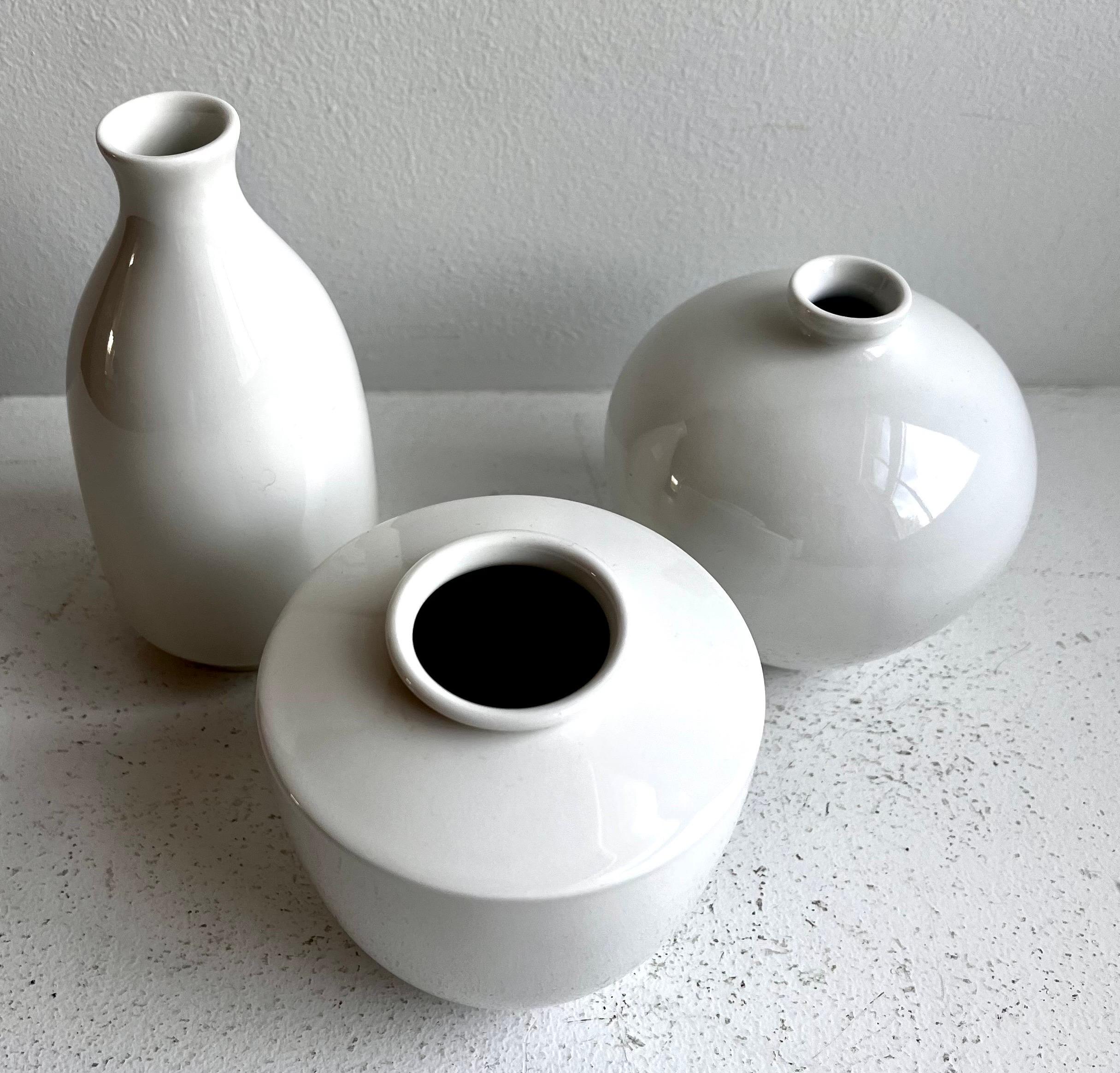 Gruppe von drei weißen Porzellan-Kunstgefäßen von KPM Porcelain, Deutschland (20. Jahrhundert) im Angebot