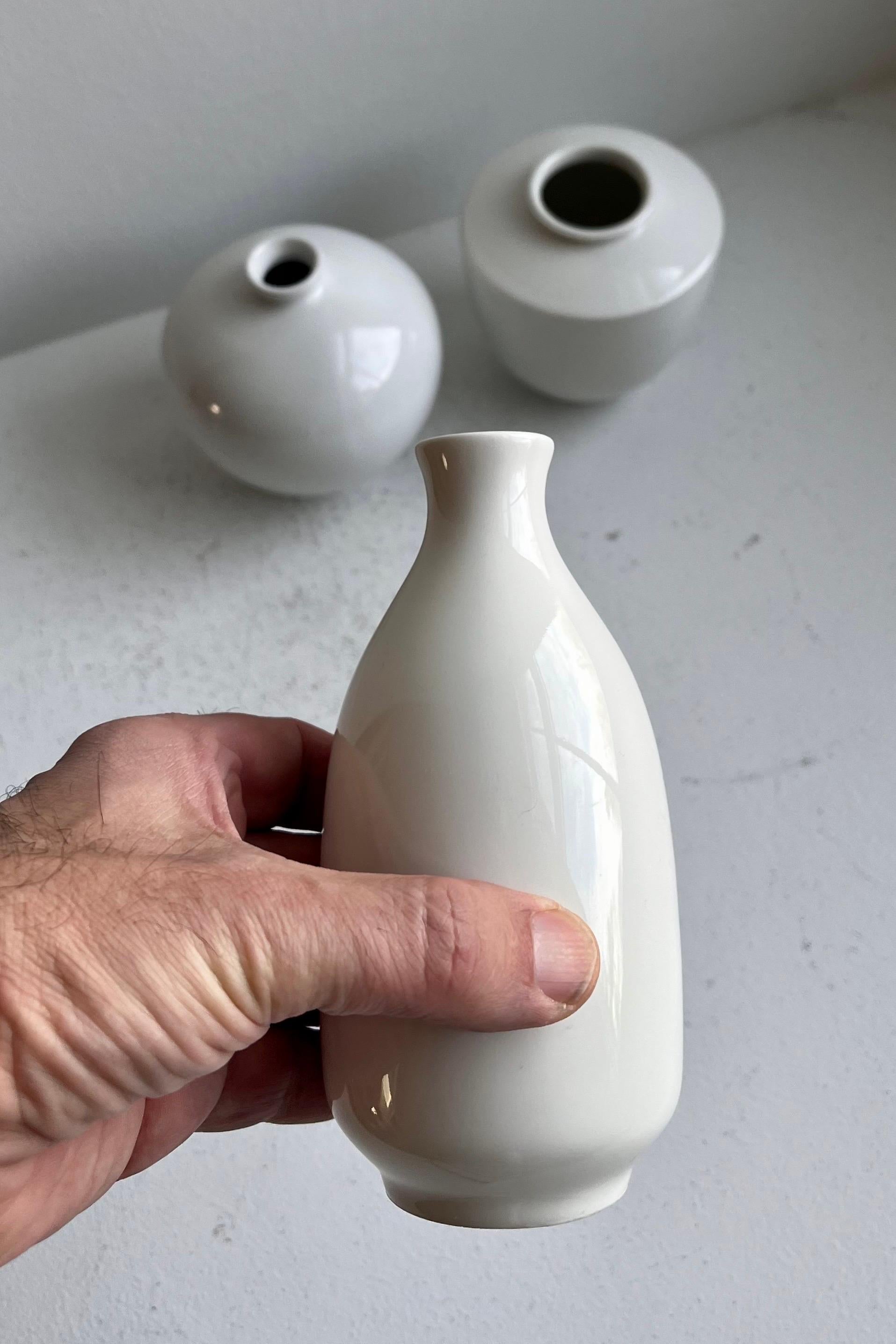 Gruppe von drei weißen Porzellan-Kunstgefäßen von KPM Porcelain, Deutschland im Angebot 1