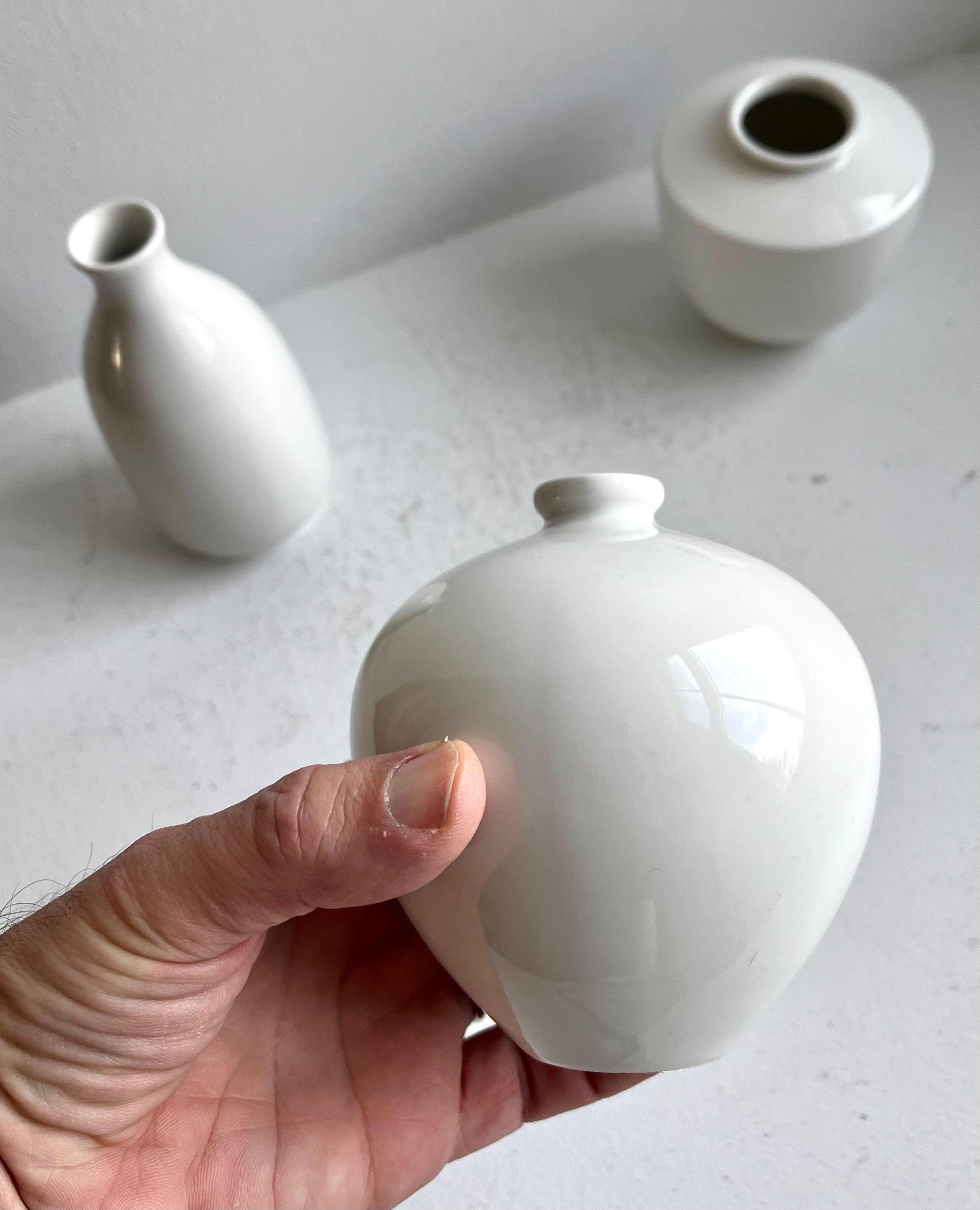 Gruppe von drei weißen Porzellan-Kunstgefäßen von KPM Porcelain, Deutschland im Angebot 3